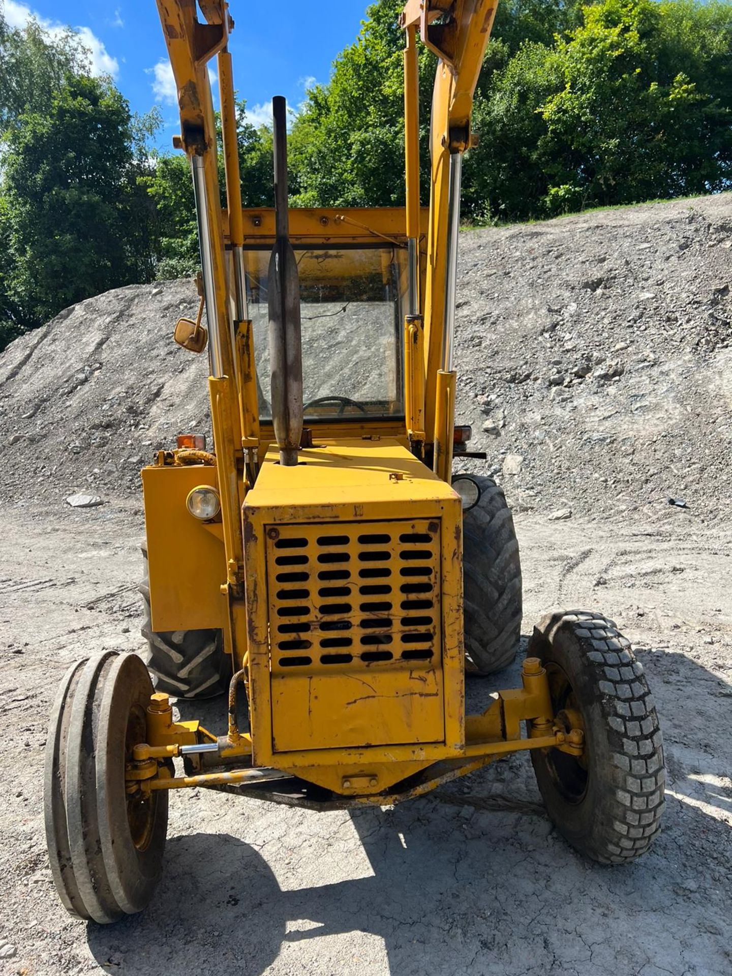 INTERNATIONAL 3434 FRONT LOADER TRACTOR WITH COMPRESSOR ON THE REAR *PLUS VAT* - Image 9 of 11