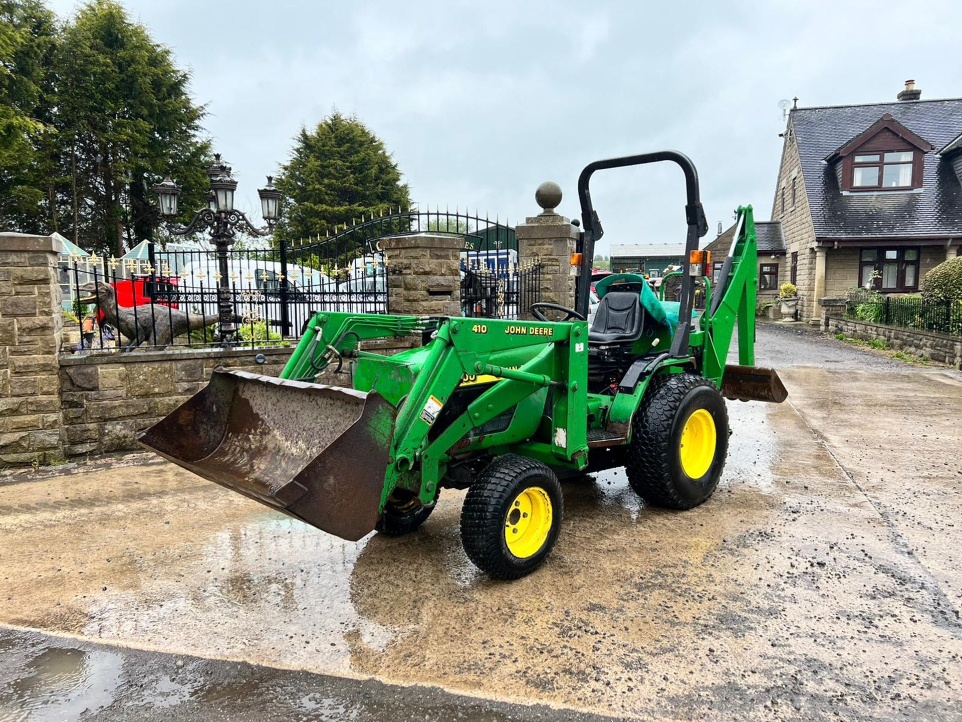 John Deere 4100 4WD Compact Tractor With Front Loader And Backhoe Runs Drives And Digs *PLUS VAT* - Image 2 of 16