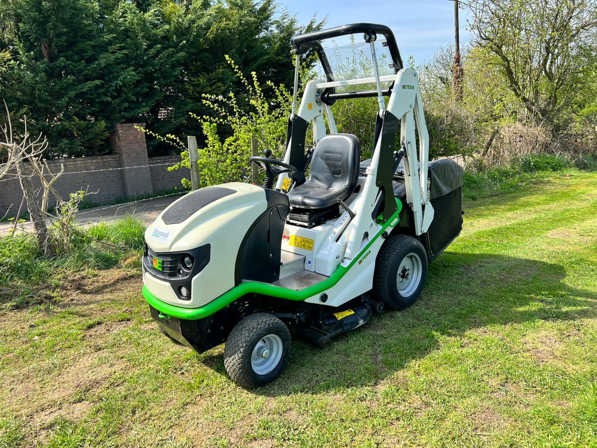 2016 Etesia Hydro 100 High Tip Ride On Mower, Runs Drives Cuts And Collects *PLUS VAT* - Image 3 of 25