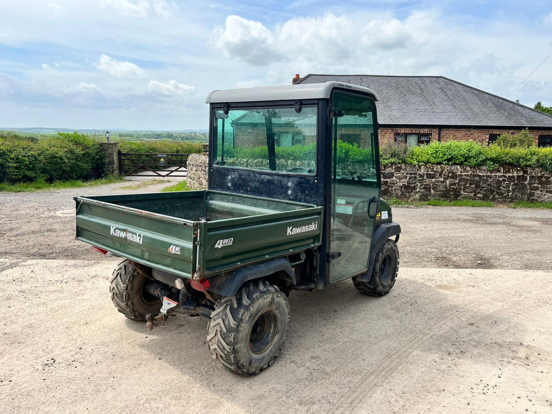 KAWASAKI MULE 3010 "PLUS VAT", RUNS AND DRIVES, FULL GLASS CAB, MANUAL TIPPING BACK "PLUS VAT" - Image 4 of 13