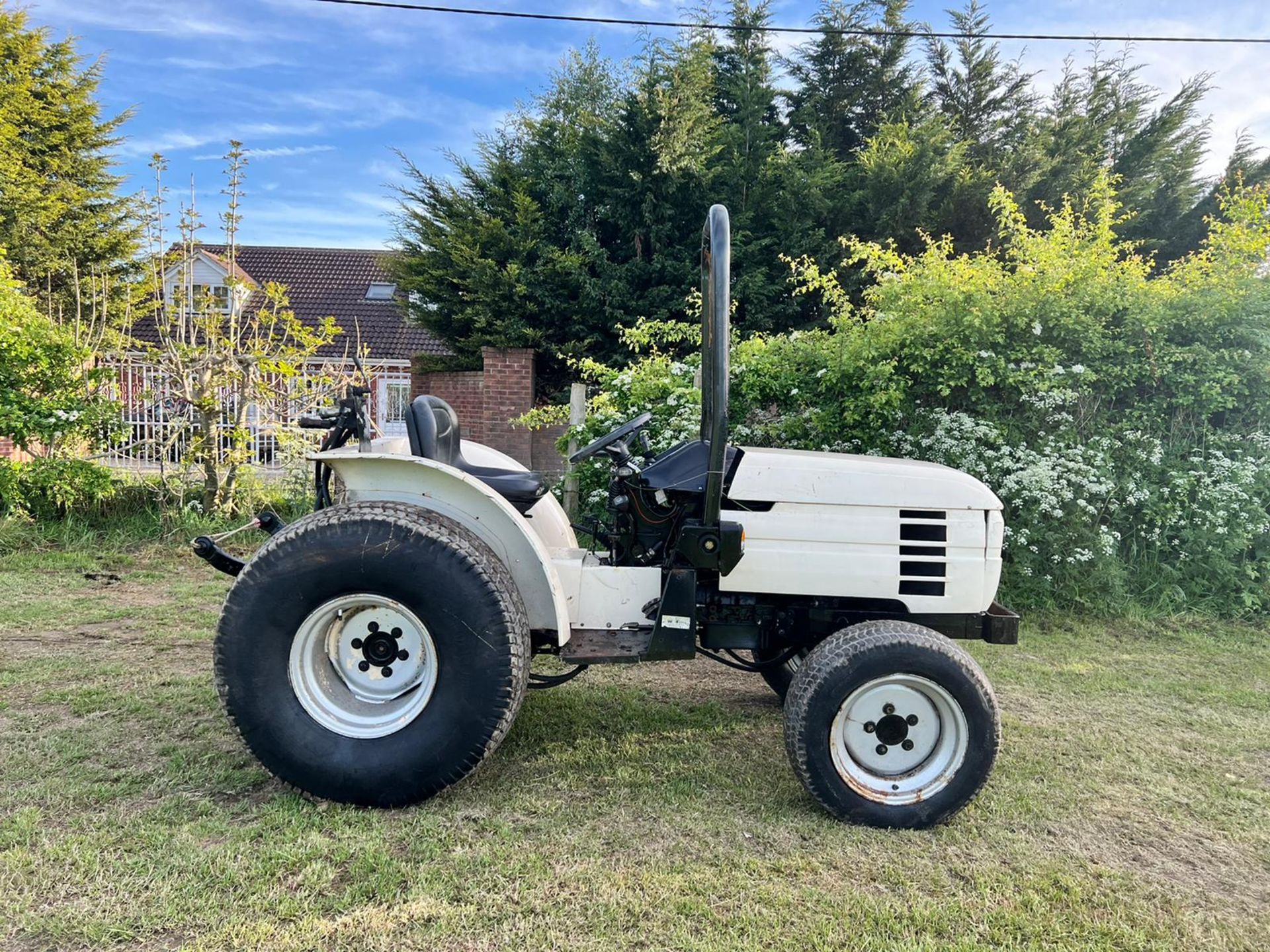 Lamborghini Runner 350 35HP Compact Tractor Electric Start, Roll Bar *PLUS VAT* - Image 3 of 11