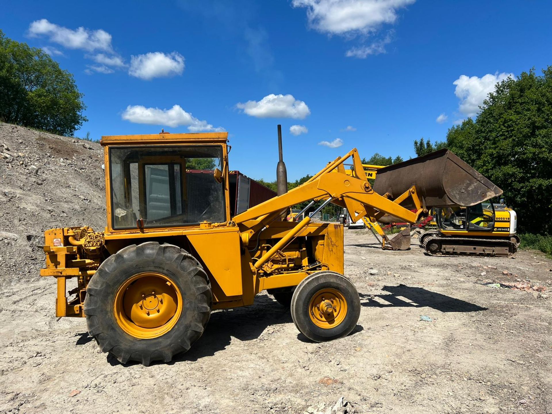 INTERNATIONAL 3434 FRONT LOADER TRACTOR WITH COMPRESSOR ON THE REAR *PLUS VAT* - Image 4 of 11