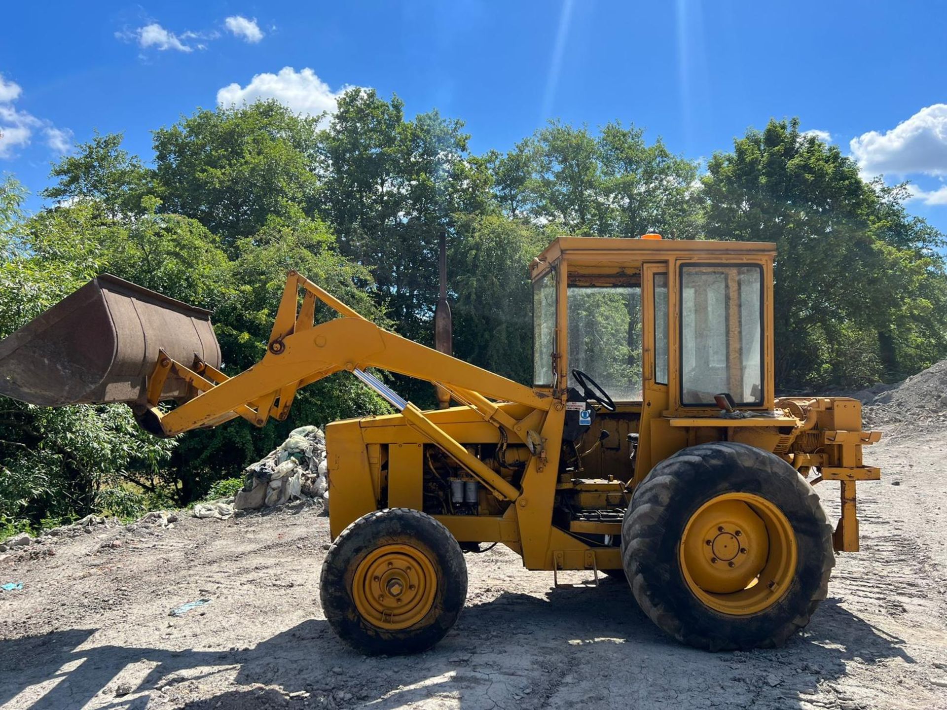 INTERNATIONAL 3434 FRONT LOADER TRACTOR WITH COMPRESSOR ON THE REAR *PLUS VAT* - Image 8 of 11