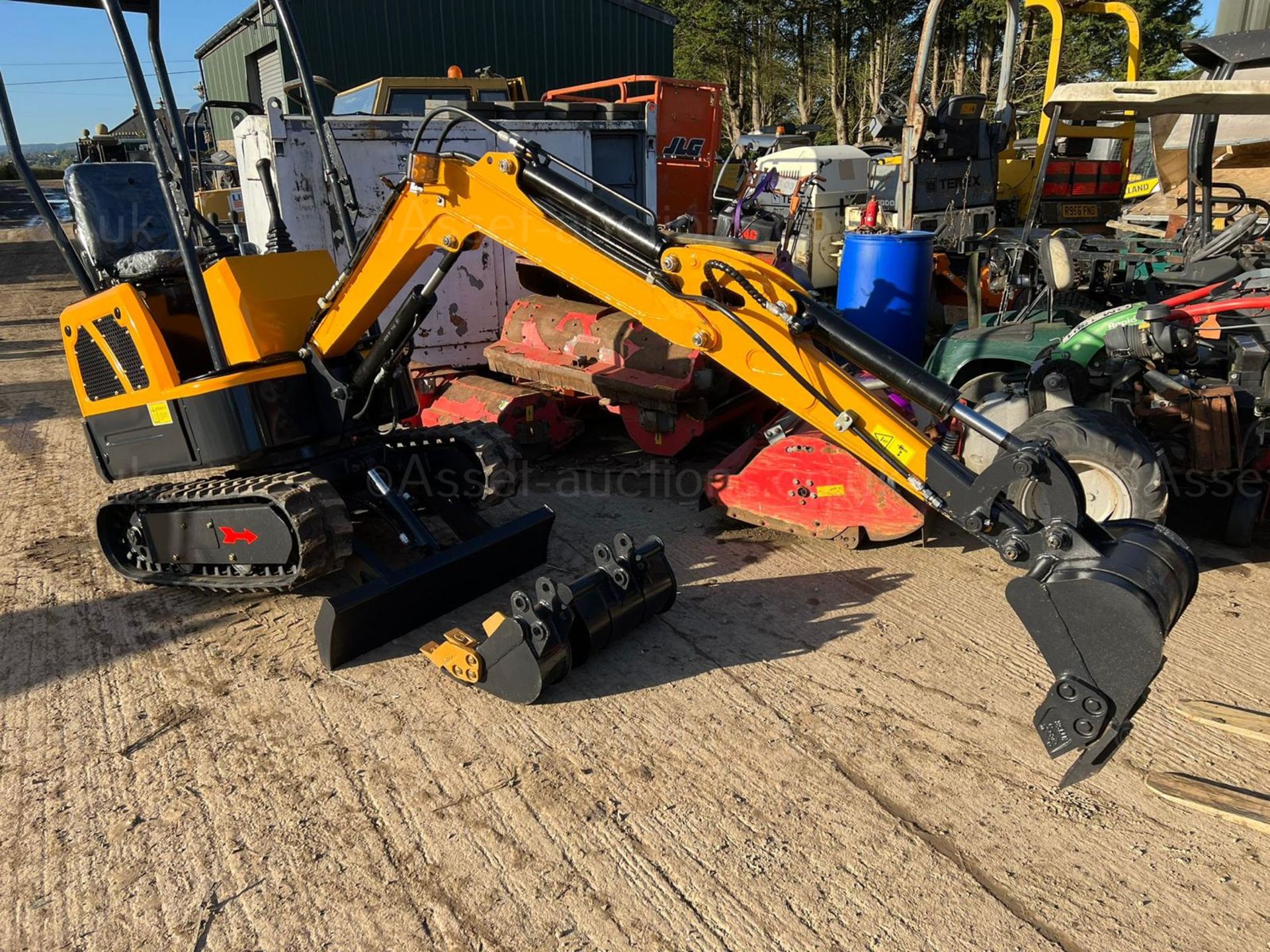 NEW AND UNUSED LM10 YELLOW AND BLACK 1 TON MINI DIGGER, RUNS DRIVES AND DIGS, 3 BUCKETS *PLUS VAT* - Image 8 of 15