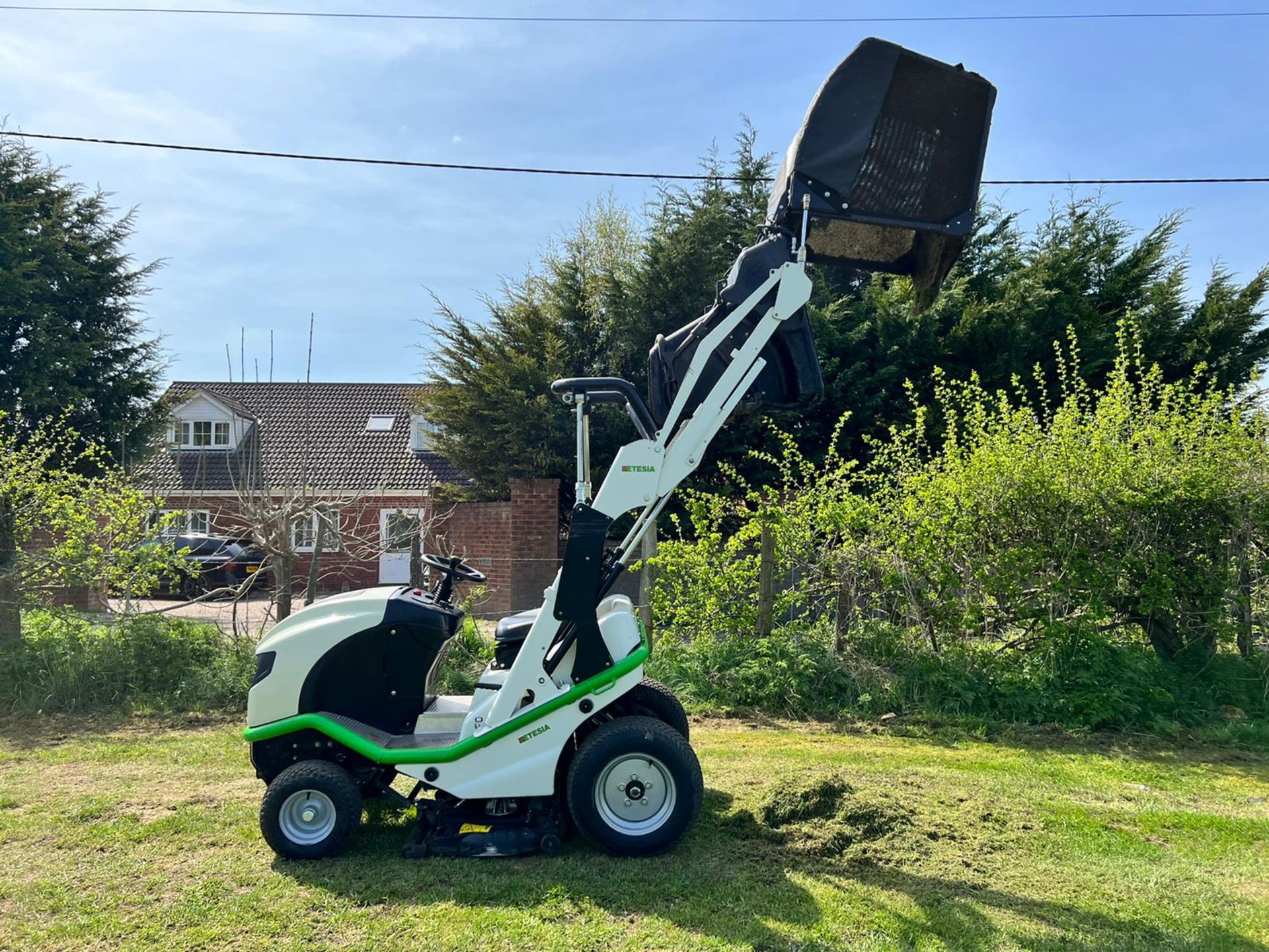 2016 Etesia Hydro 100 High Tip Ride On Mower, Runs Drives Cuts And Collects *PLUS VAT* - Image 10 of 25