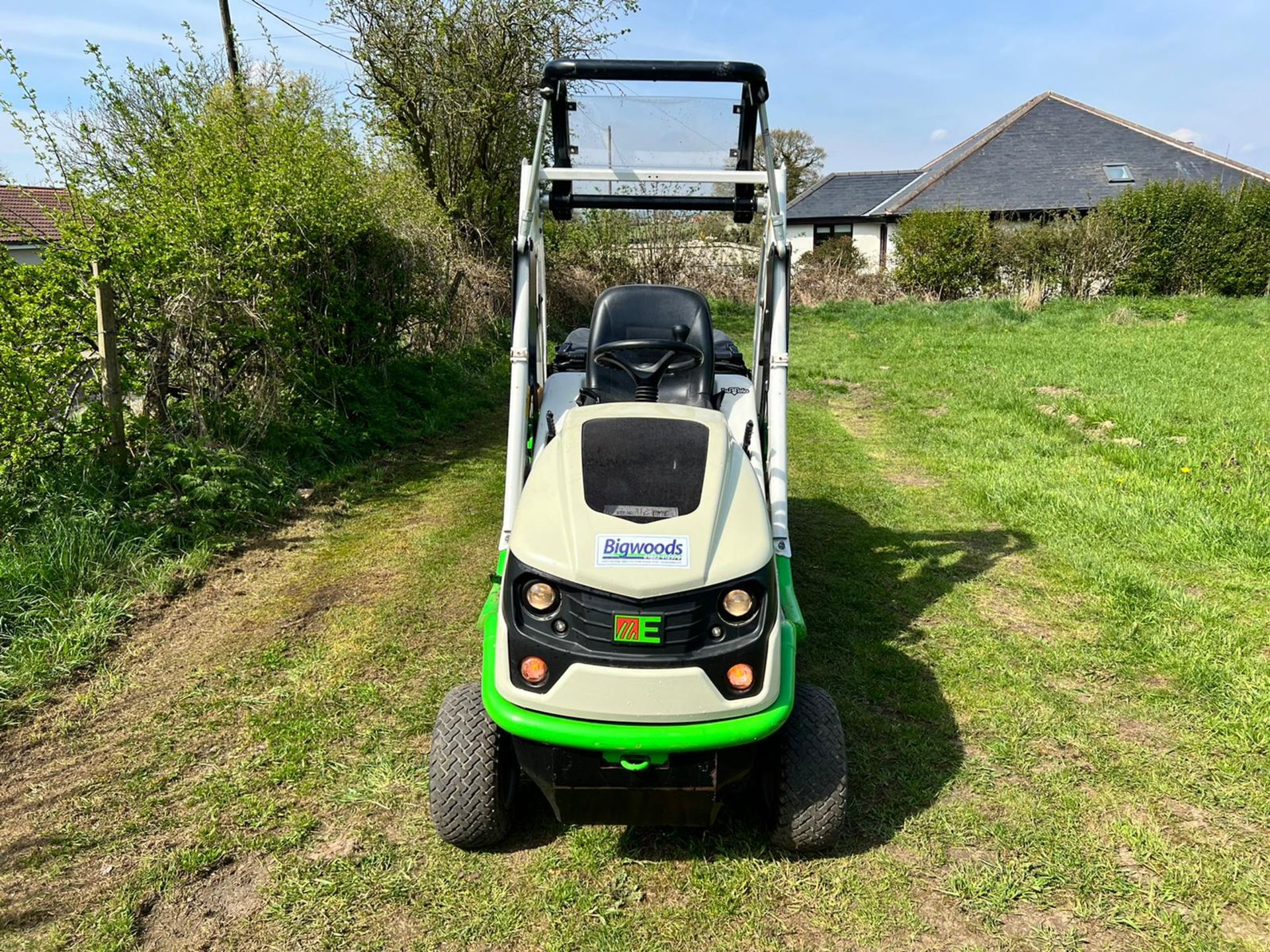 2016 Etesia Hydro 100 High Tip Ride On Mower, Runs Drives Cuts And Collects *PLUS VAT* - Image 2 of 25