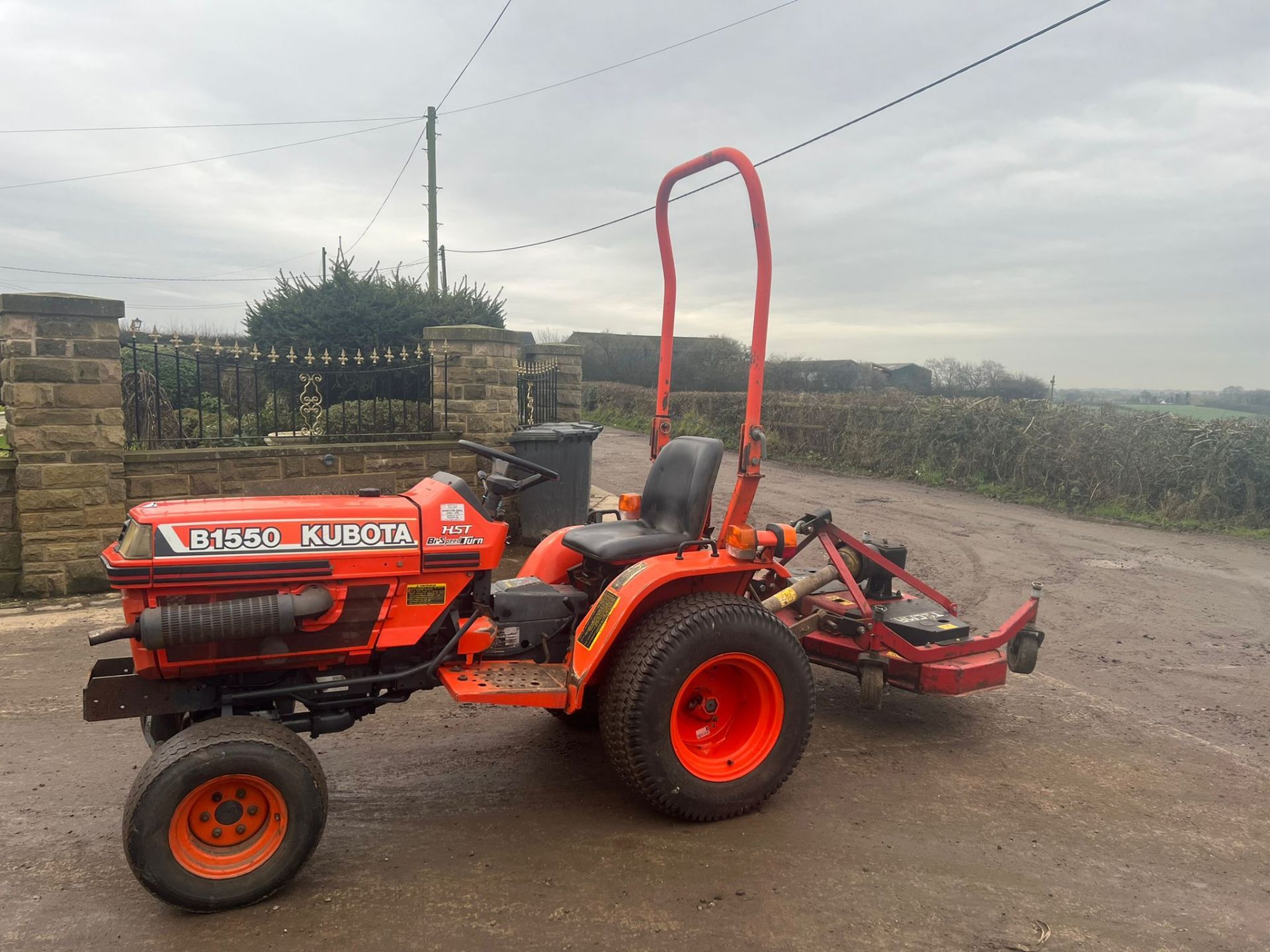 KUBOTA B1550 COMPACT TRACTOR WITH FINISHING TOPPER, RUNS WORKS AND CUTS *PLUS VAT* - Image 2 of 8