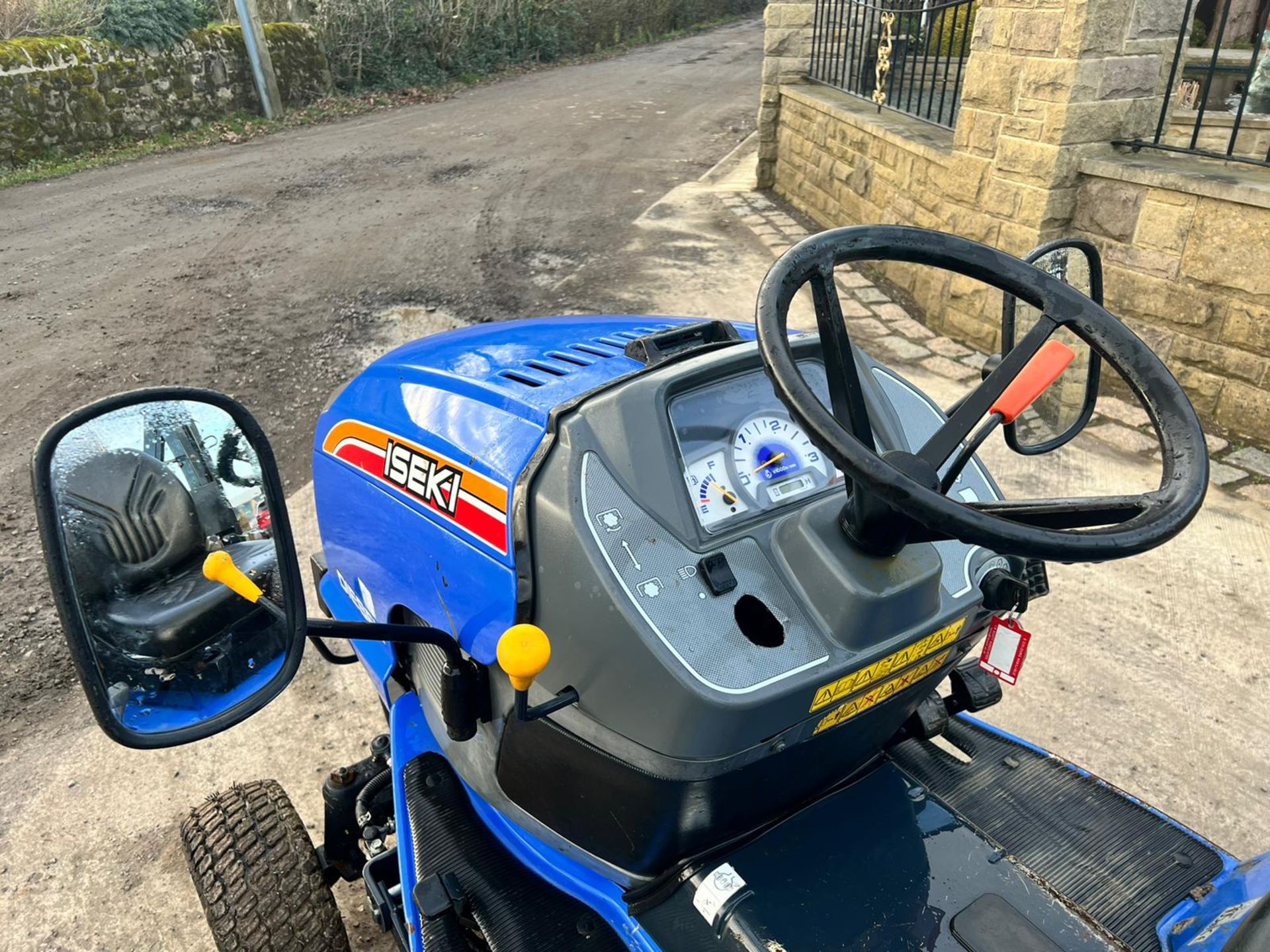 2012 ISEKI SXG323 DIESEL HIGH TIP RIDE ON MOWER, RUNS DRIVES AND CUTS *PLUS VAT* - Image 12 of 13