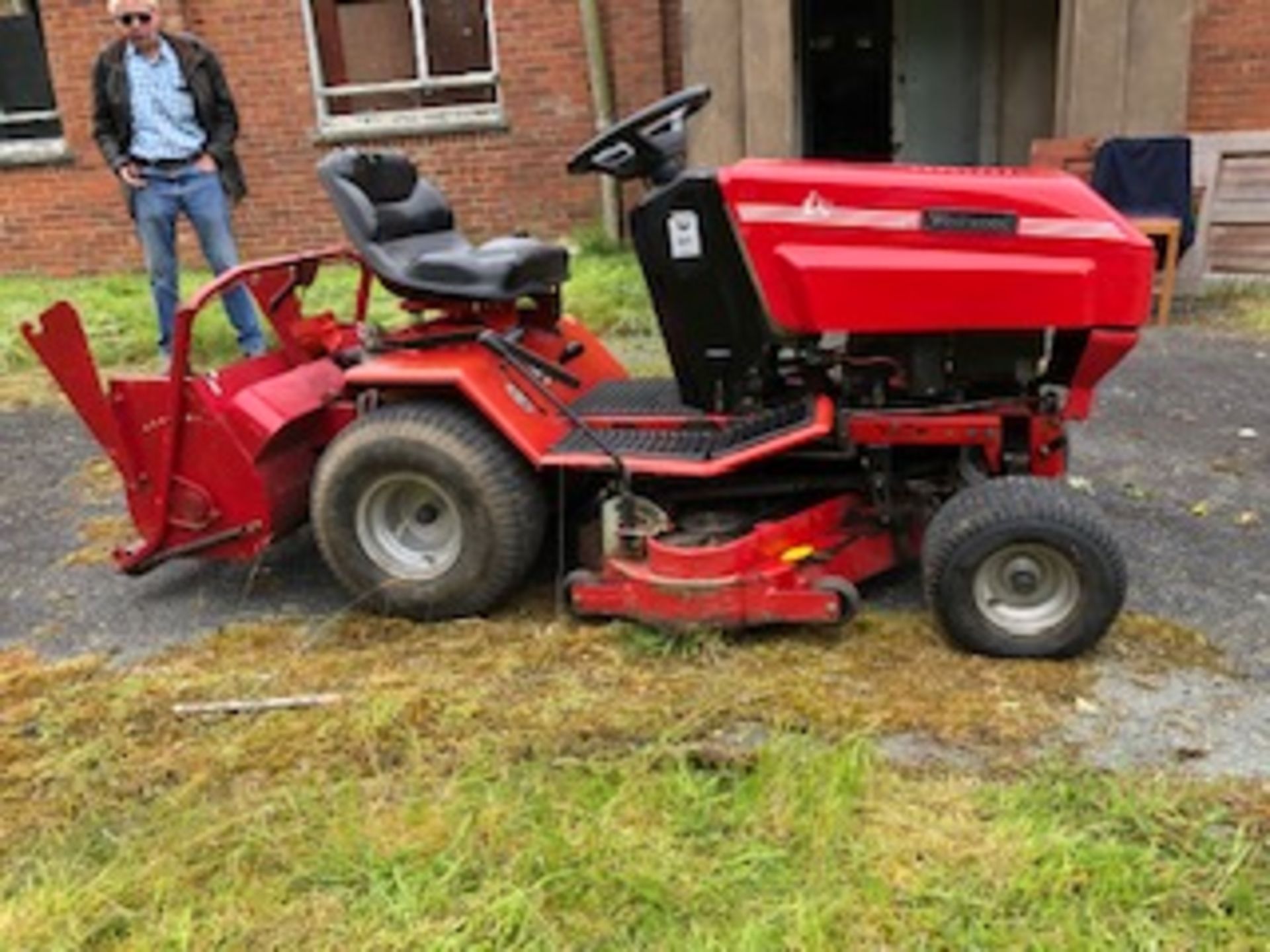 WESTWOOD SIT ON PETROL LAWN MOWER *NO VAT* - Image 3 of 6