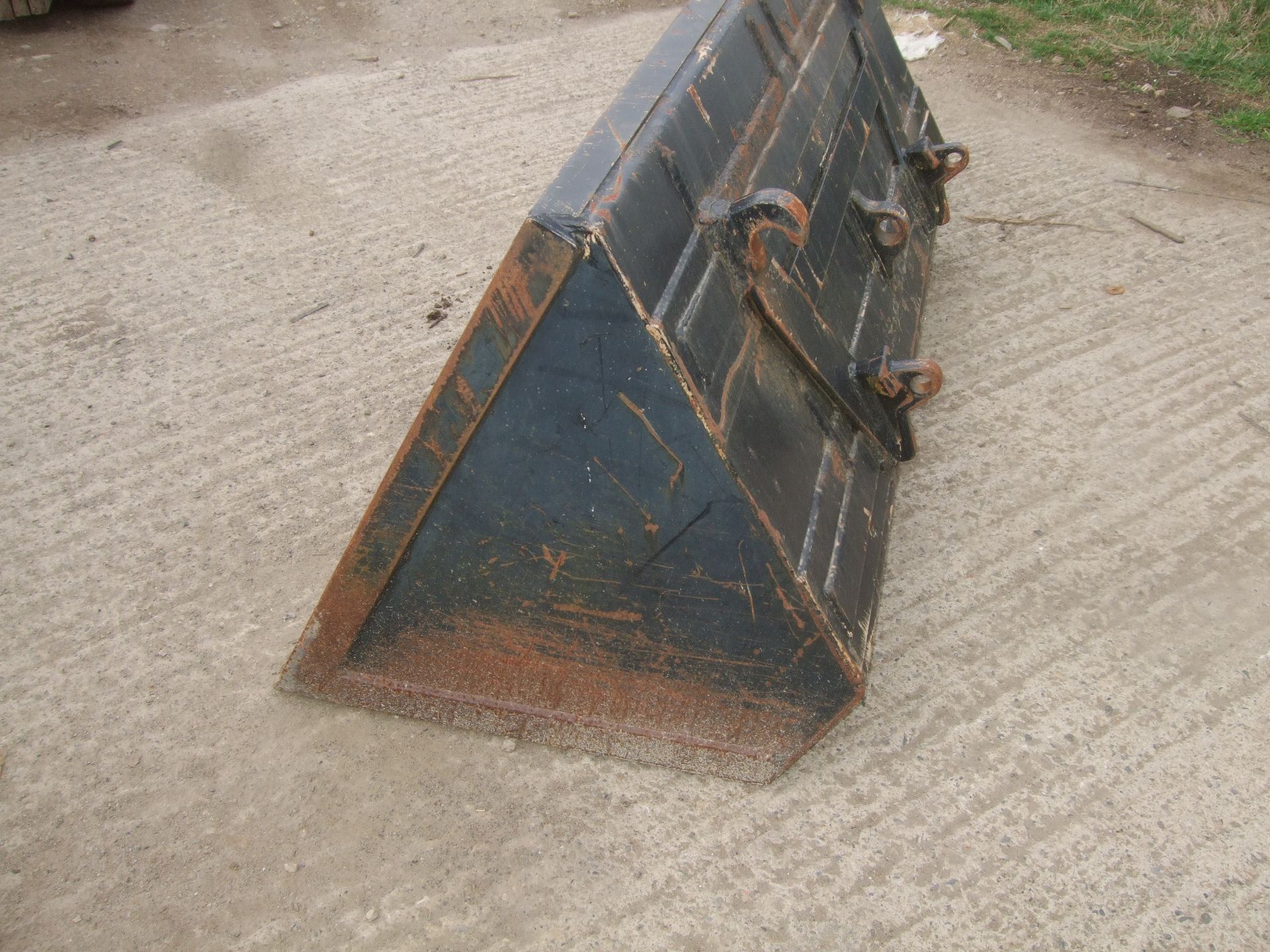 Tractor Loader Bucket Euro Brackets In a Good Used Condition 1602 mm Wide 700 mm High *PLUS VAT* - Image 2 of 3