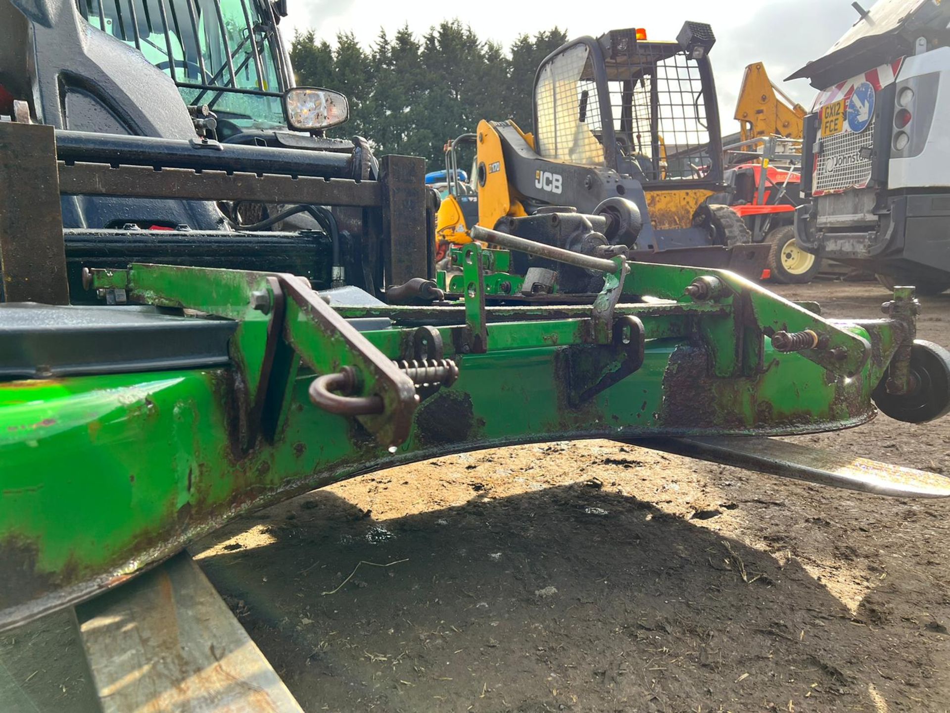 2010 JOHN DEERE 72" MID MOUNTED TRACTOR ROTARY DECK, GOOD SOLID TRIPLE BLADED BECK, WEIGHT 199kg - Image 5 of 12