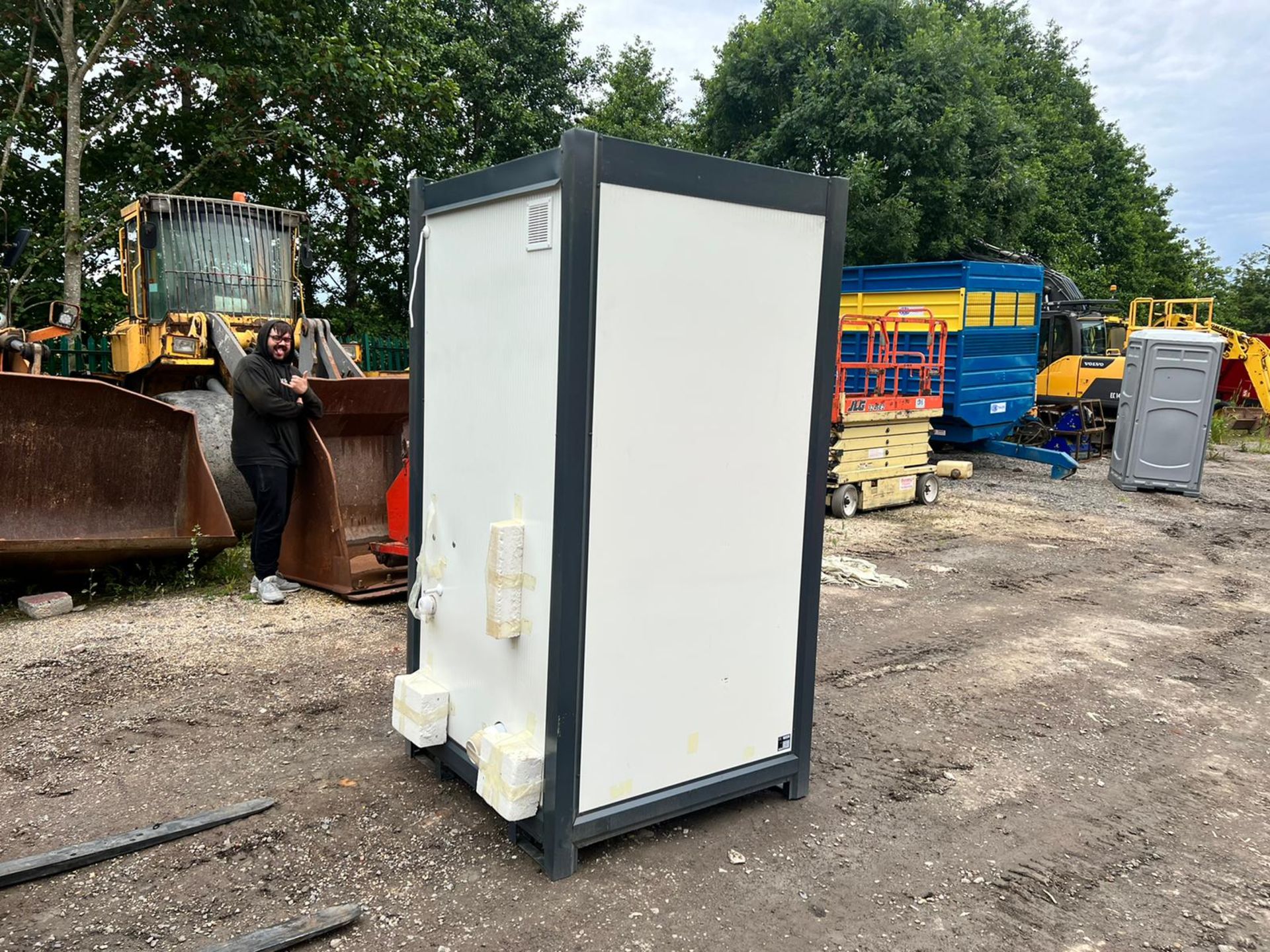 NEW AND UNUSED SINGLE CUBICLE UNISEX PORTABLE TOILET BLOCK *PLUS VAT* - Image 4 of 8