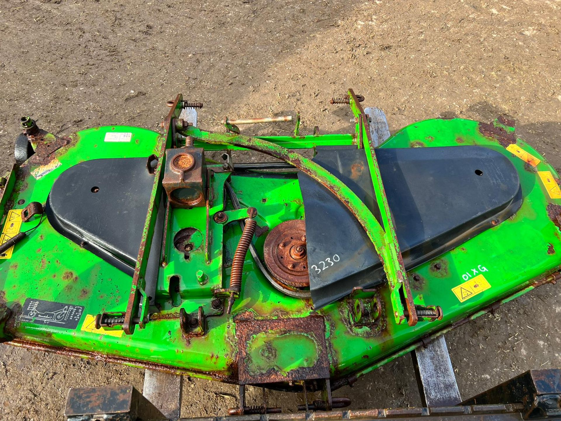 2010 JOHN DEERE 72" MID MOUNTED TRACTOR ROTARY DECK, GOOD SOLID TRIPLE BLADED BECK, WEIGHT 199kg - Image 7 of 12