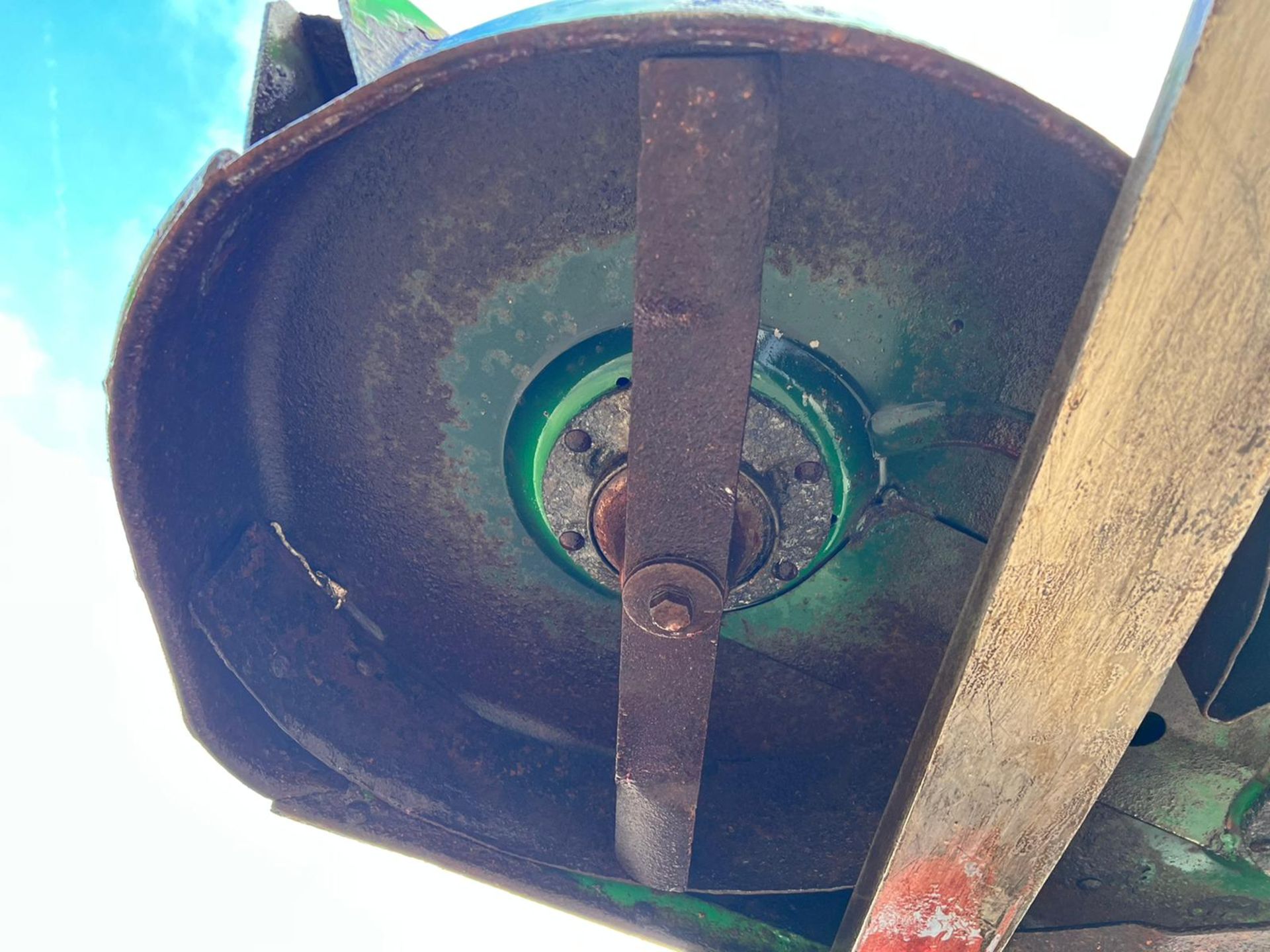 2010 JOHN DEERE 72" MID MOUNTED TRACTOR ROTARY DECK, GOOD SOLID TRIPLE BLADED BECK, WEIGHT 199kg - Image 9 of 12