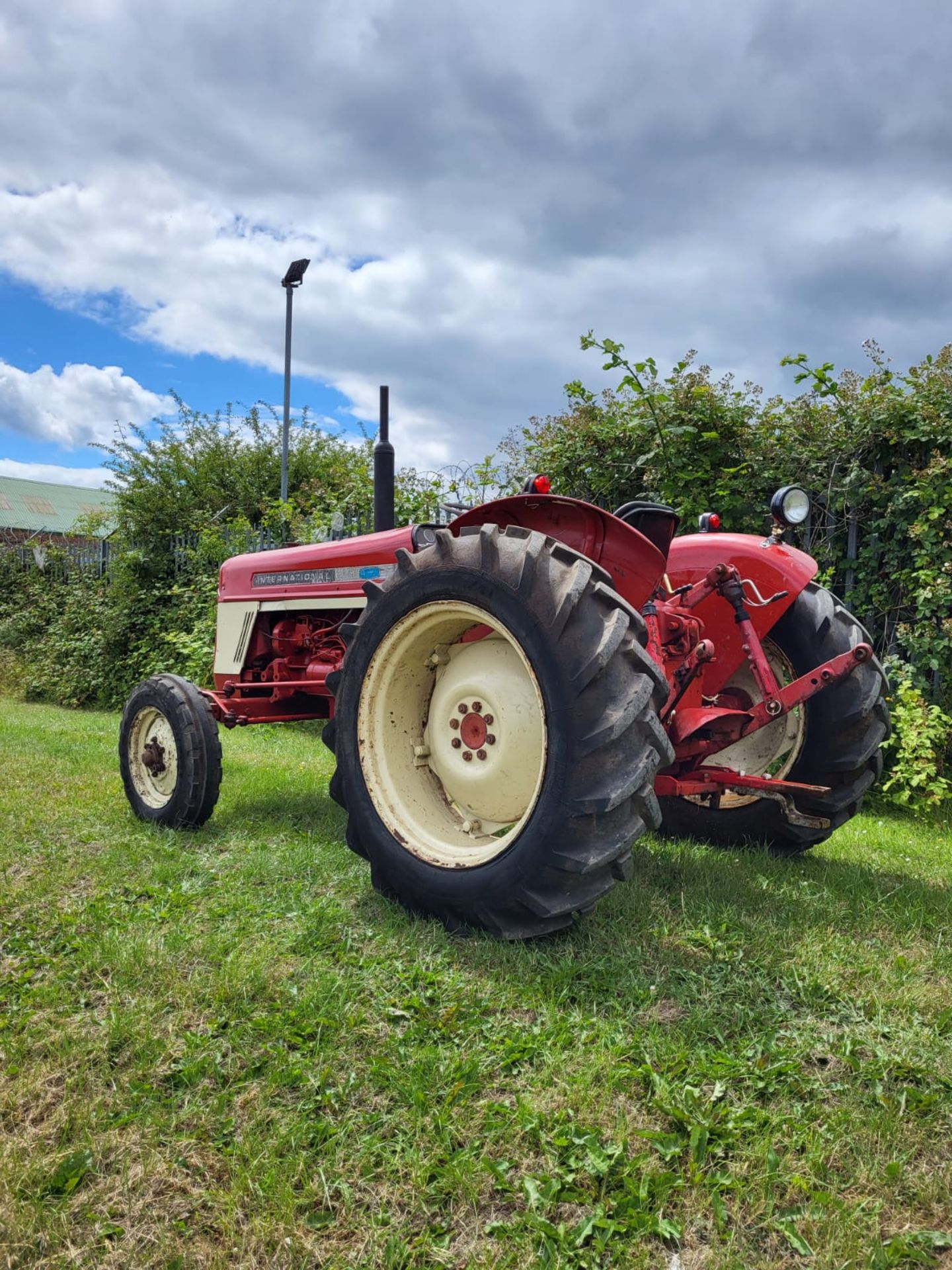 International 374 Tractor *NO VAT* - Image 4 of 8