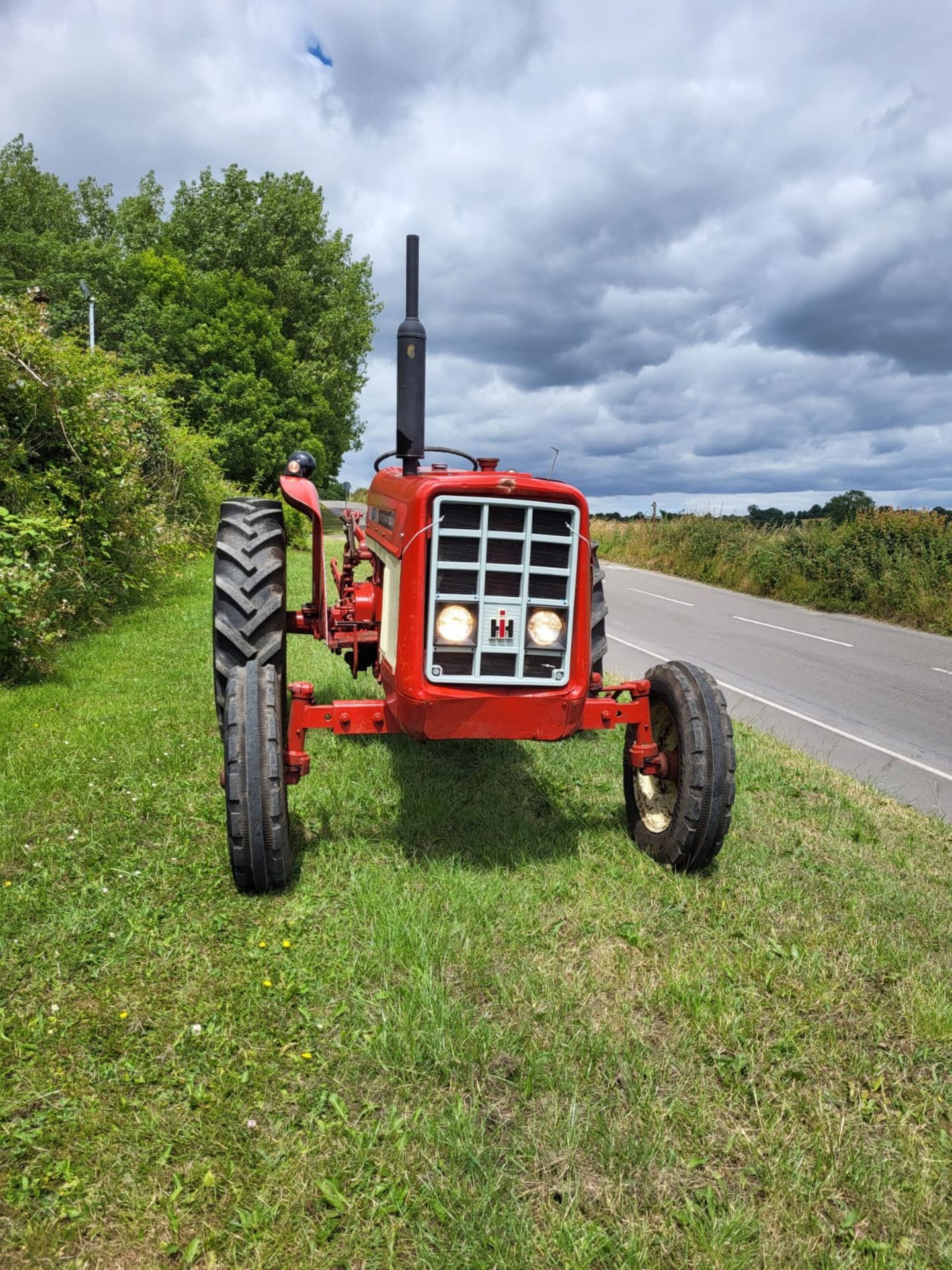 International 374 Tractor *NO VAT* - Image 2 of 8