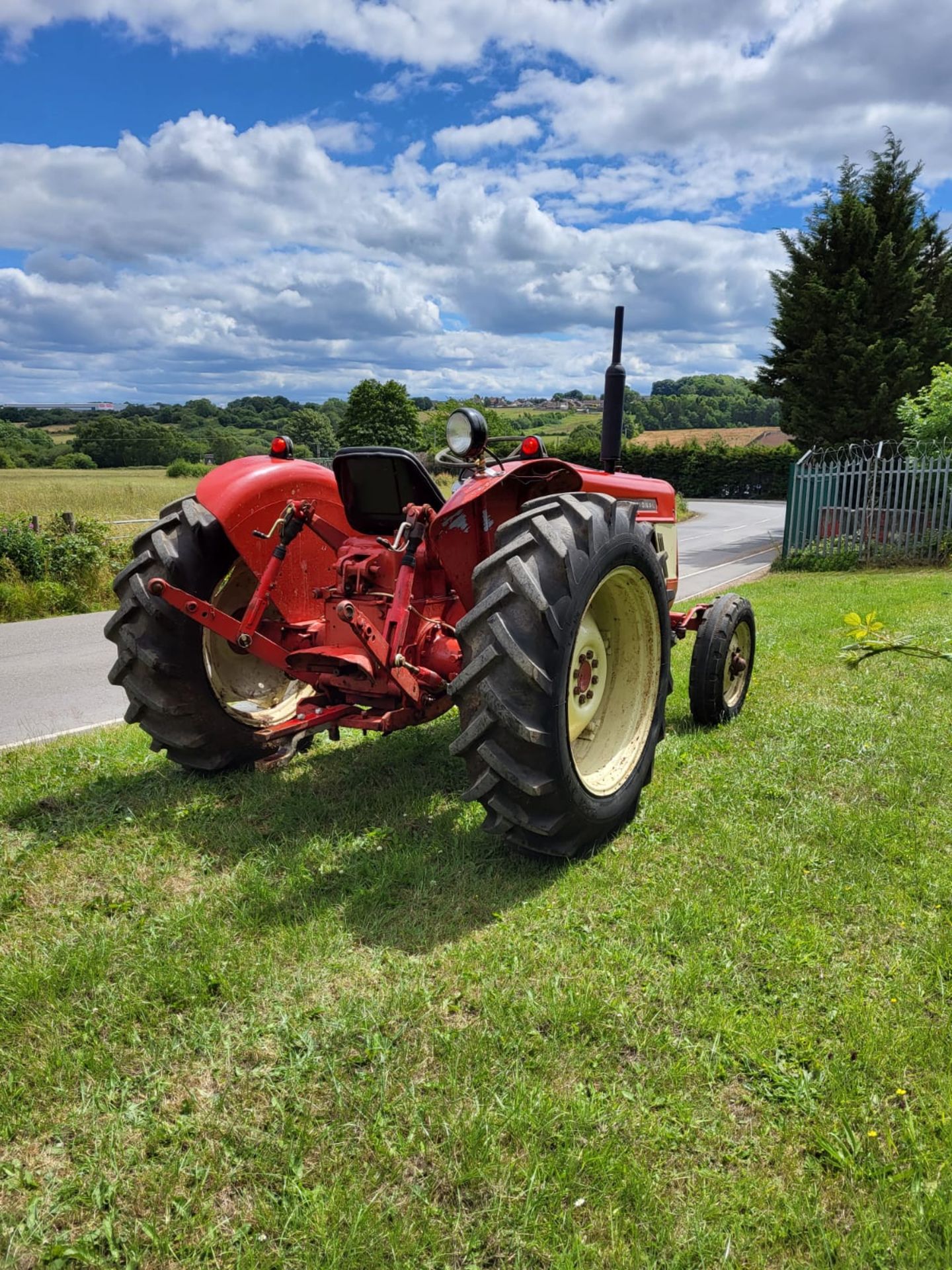 International 374 Tractor *NO VAT* - Image 3 of 8