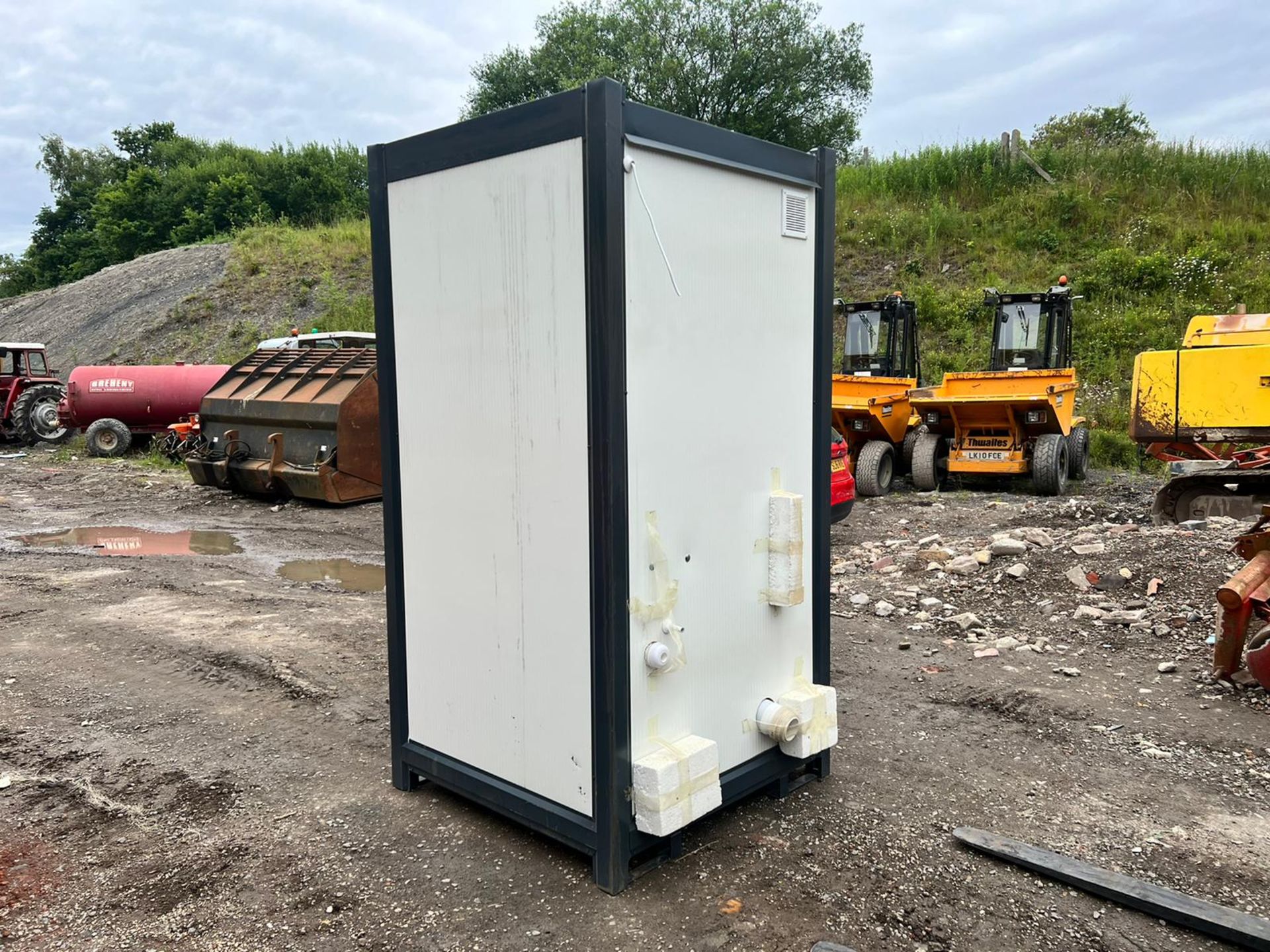 NEW AND UNUSED SINGLE CUBICLE UNISEX PORTABLE TOILET BLOCK *PLUS VAT* - Image 3 of 8