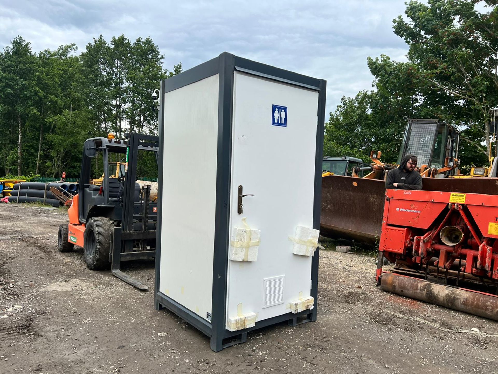 NEW AND UNUSED SINGLE CUBICLE UNISEX PORTABLE TOILET BLOCK *PLUS VAT* - Image 2 of 8