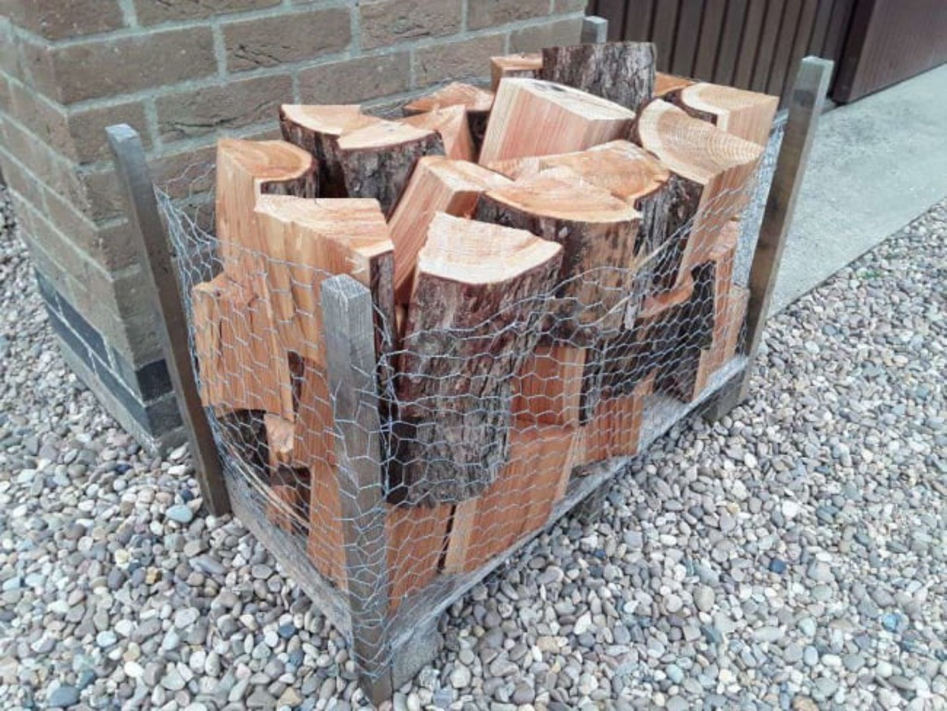 SOFTWOOD AIR DRIED LARCH TIMBER LOGS / FIREWOOD (80kg) *NO VAT* - Image 2 of 3