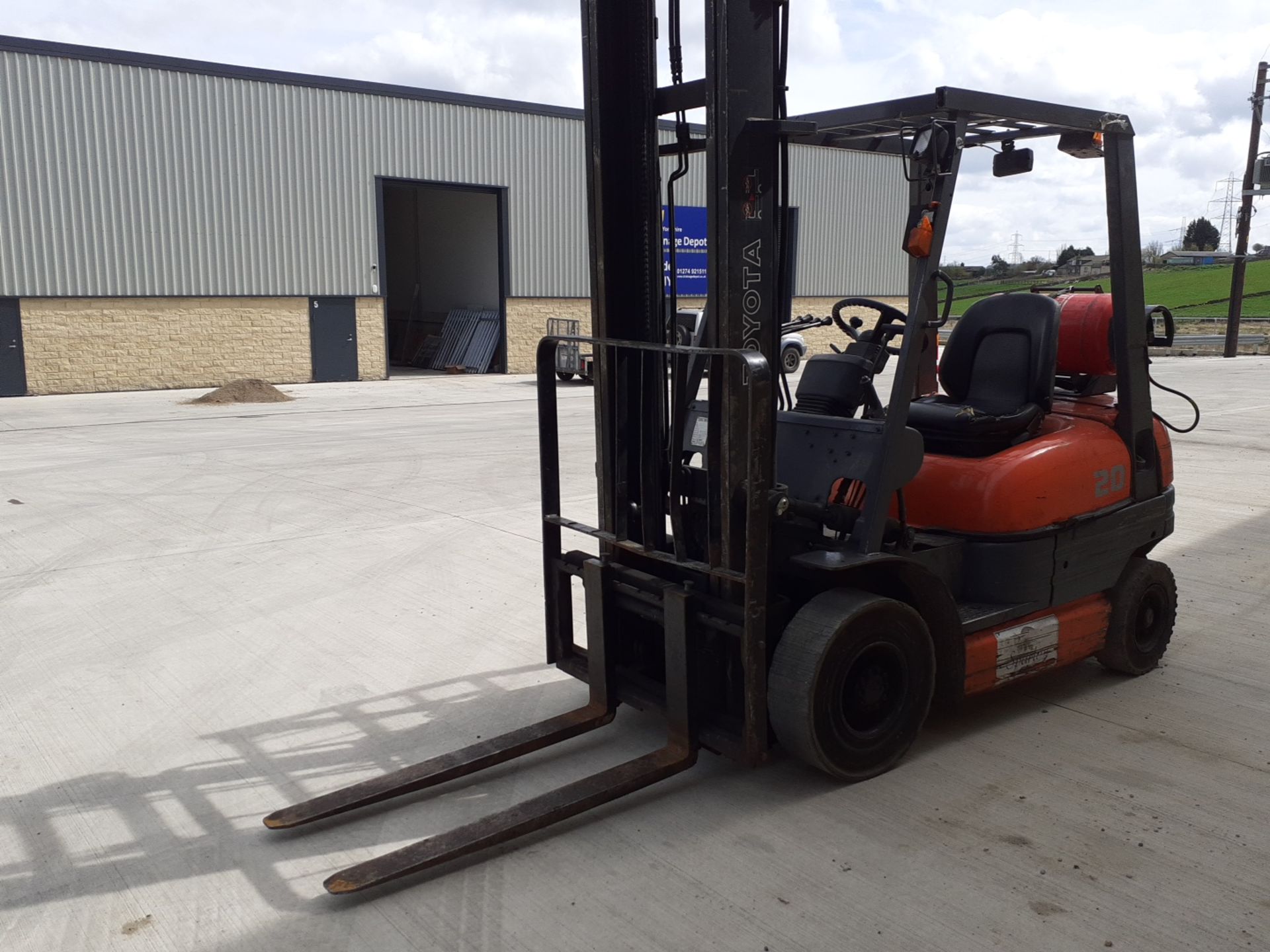 Toyota 2.0 tonne lpg gas Fork lift truck with sideshift *PLUS VAT* - Image 2 of 6