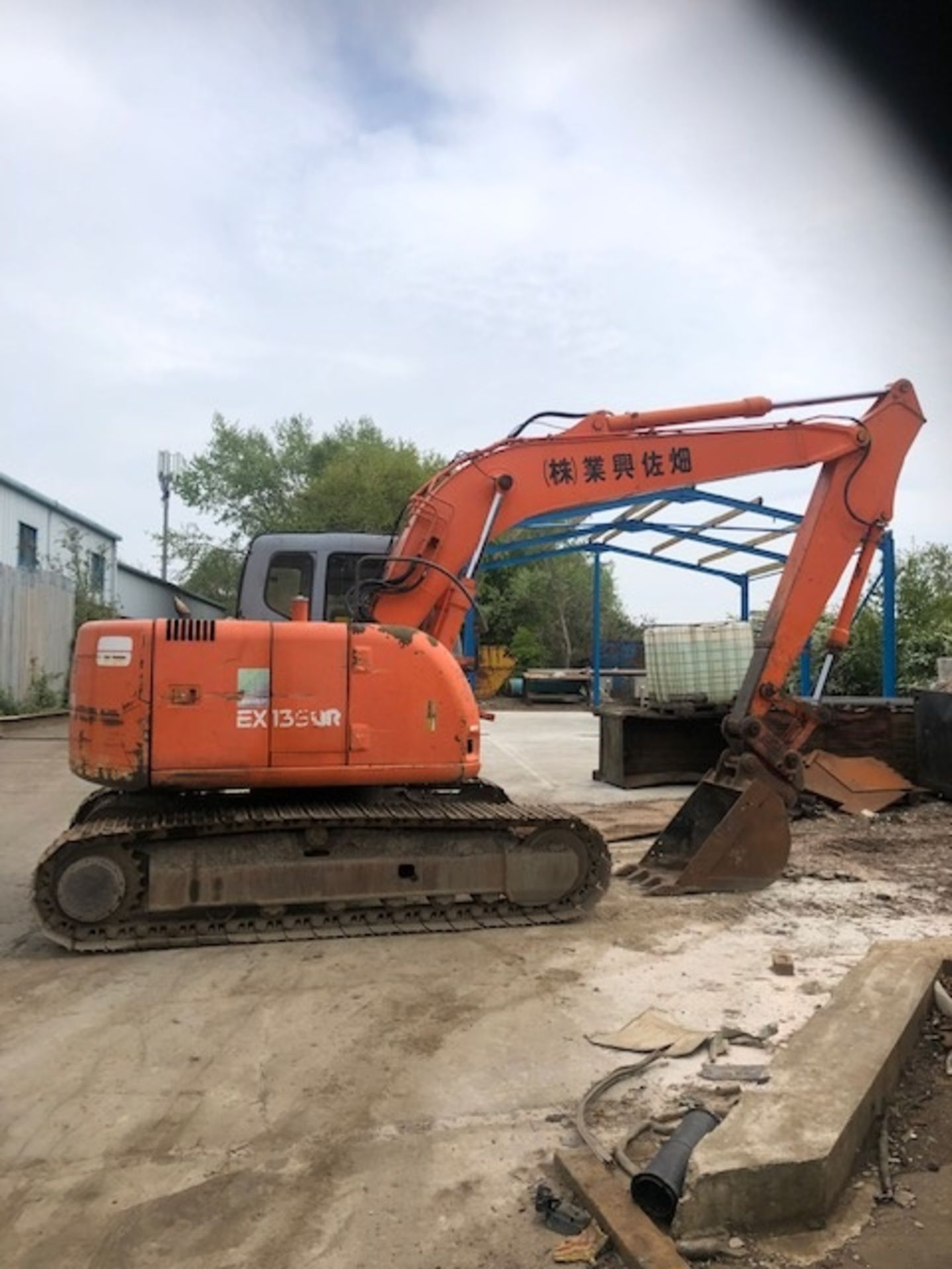 HITACHI EX135 13 TON TRACKED DIGGER / EXCAVATOR, RUNS WORKS AND DIGS, 1 BUCKET SUPPLIED *PLUS VAT* - Image 6 of 10