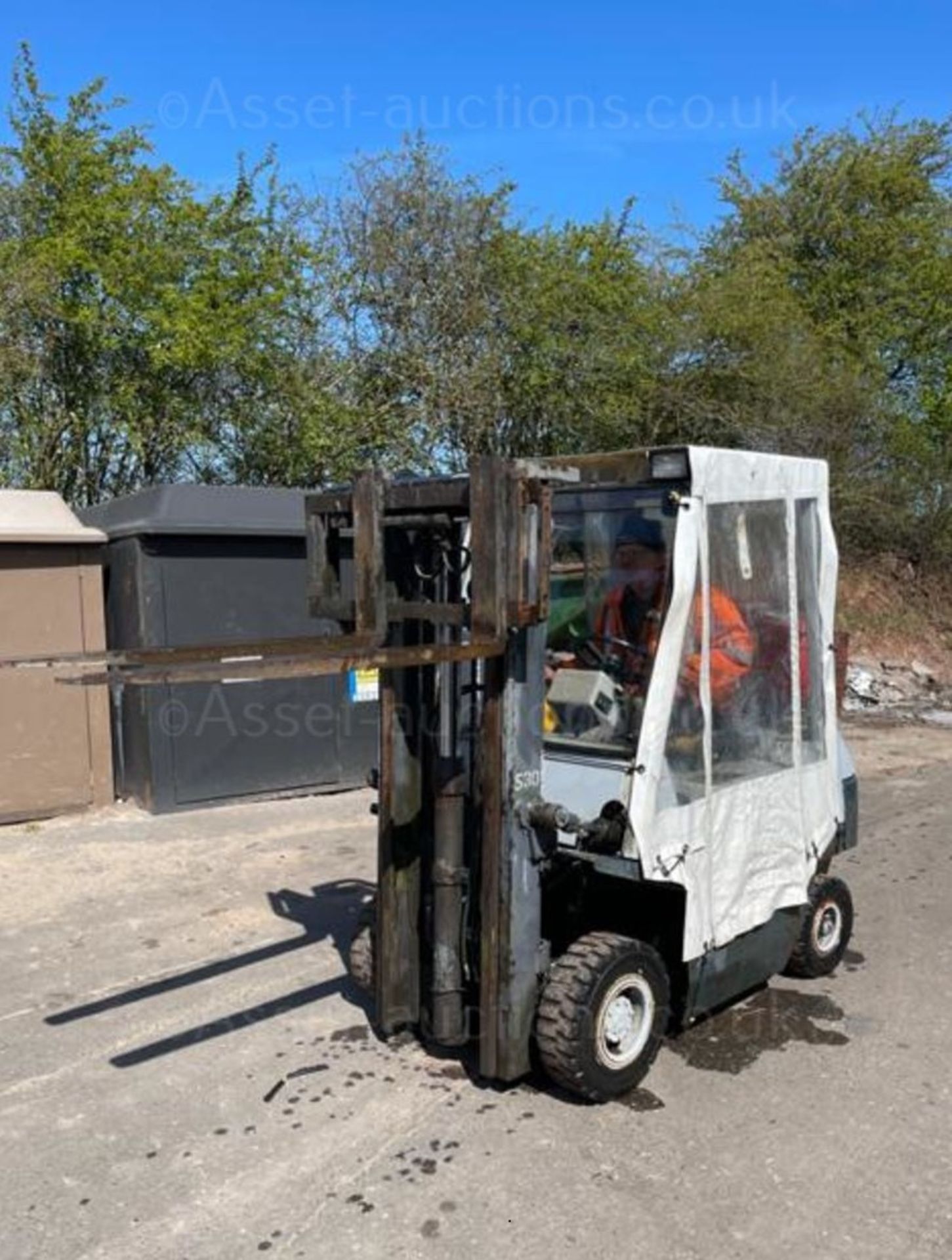 KALMAR 1.6T GAS CONTAINER SPEC FORKLIFT, STARTS DRIVES AND LIFTS TO 3.3M *PLUS VAT* - Image 11 of 15