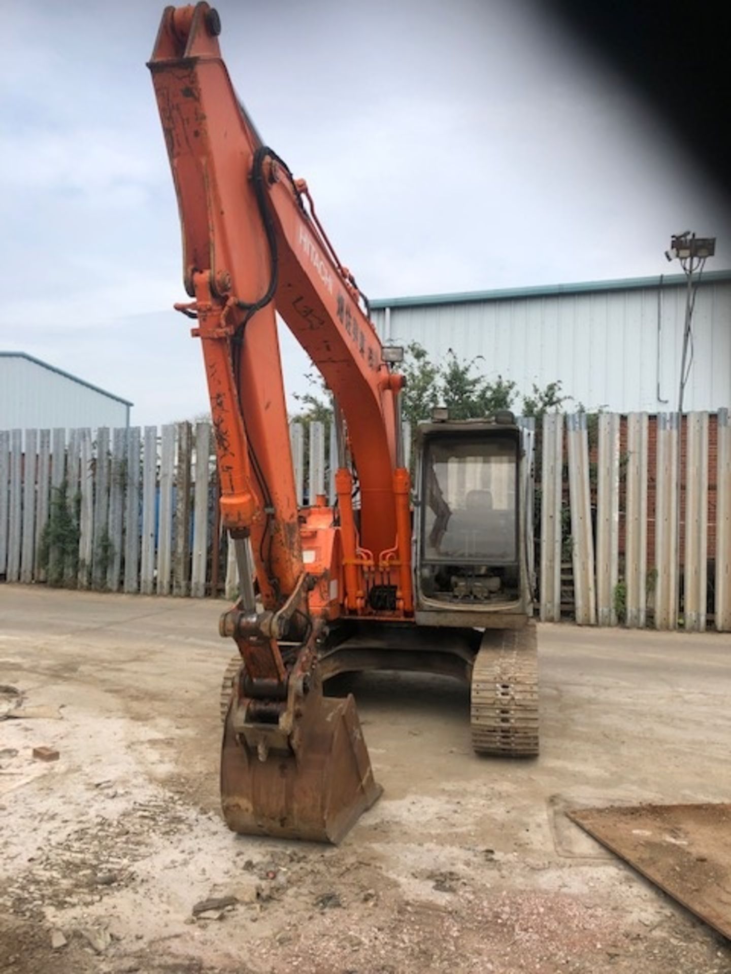 HITACHI EX135 13 TON TRACKED DIGGER / EXCAVATOR, RUNS WORKS AND DIGS, 1 BUCKET SUPPLIED *PLUS VAT* - Image 3 of 10