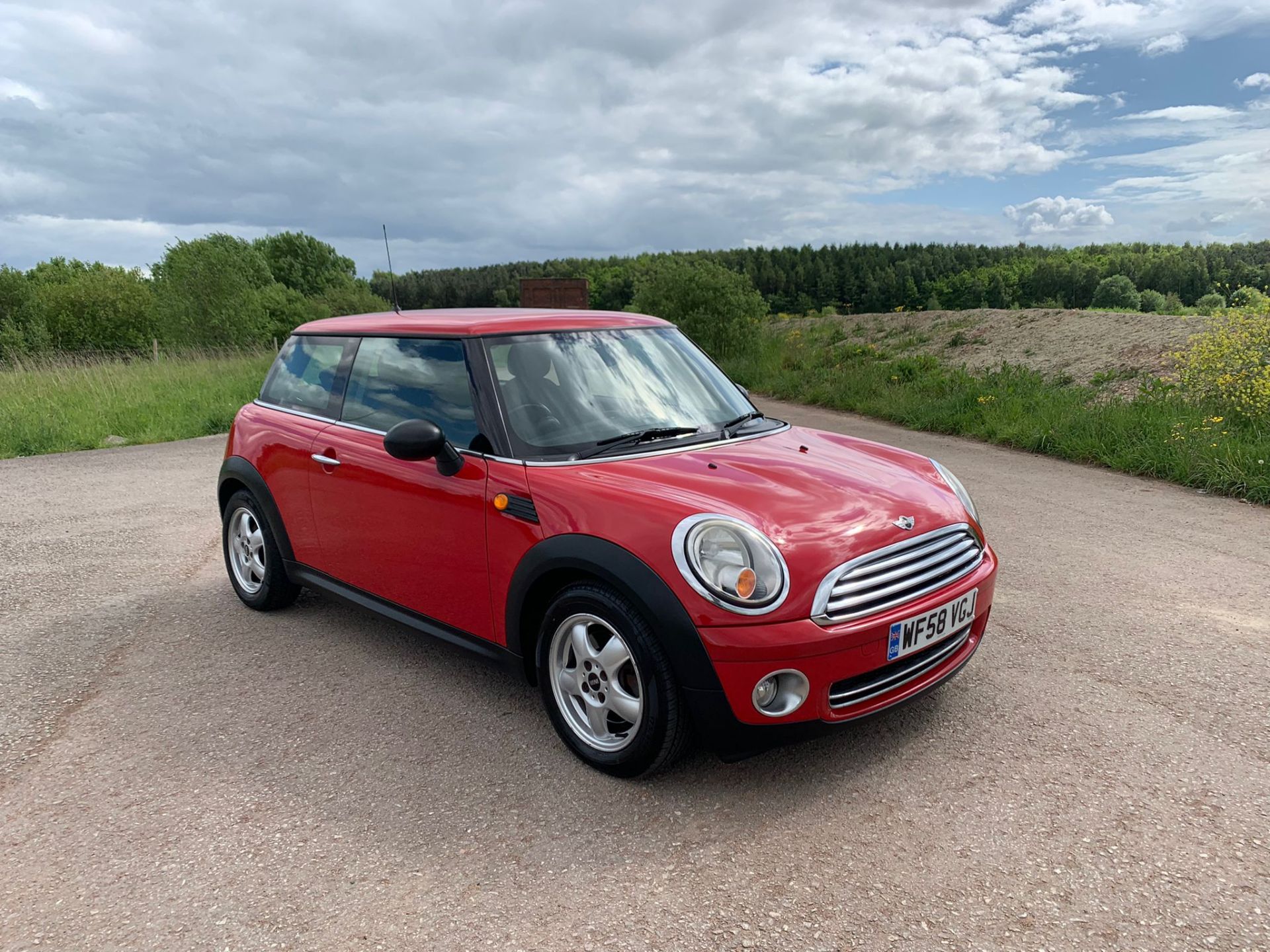 MINI ONE RED HATCHBACK, 2 KEYS, 7 SERVICE HISTORY STAMPS *NO VAT*