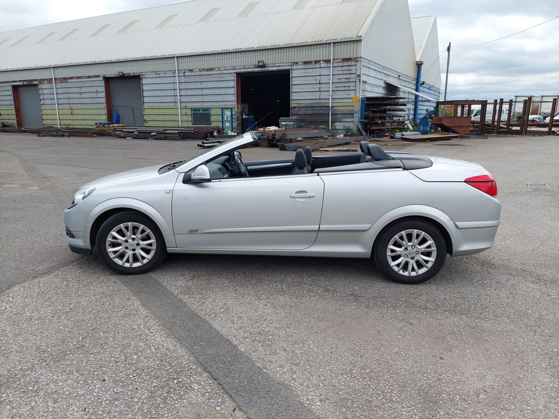 2010 VAUXHALL ASTRA TWIN PORT SPORT SILVER CONVERTIBLE *NO VAT* - Image 13 of 26