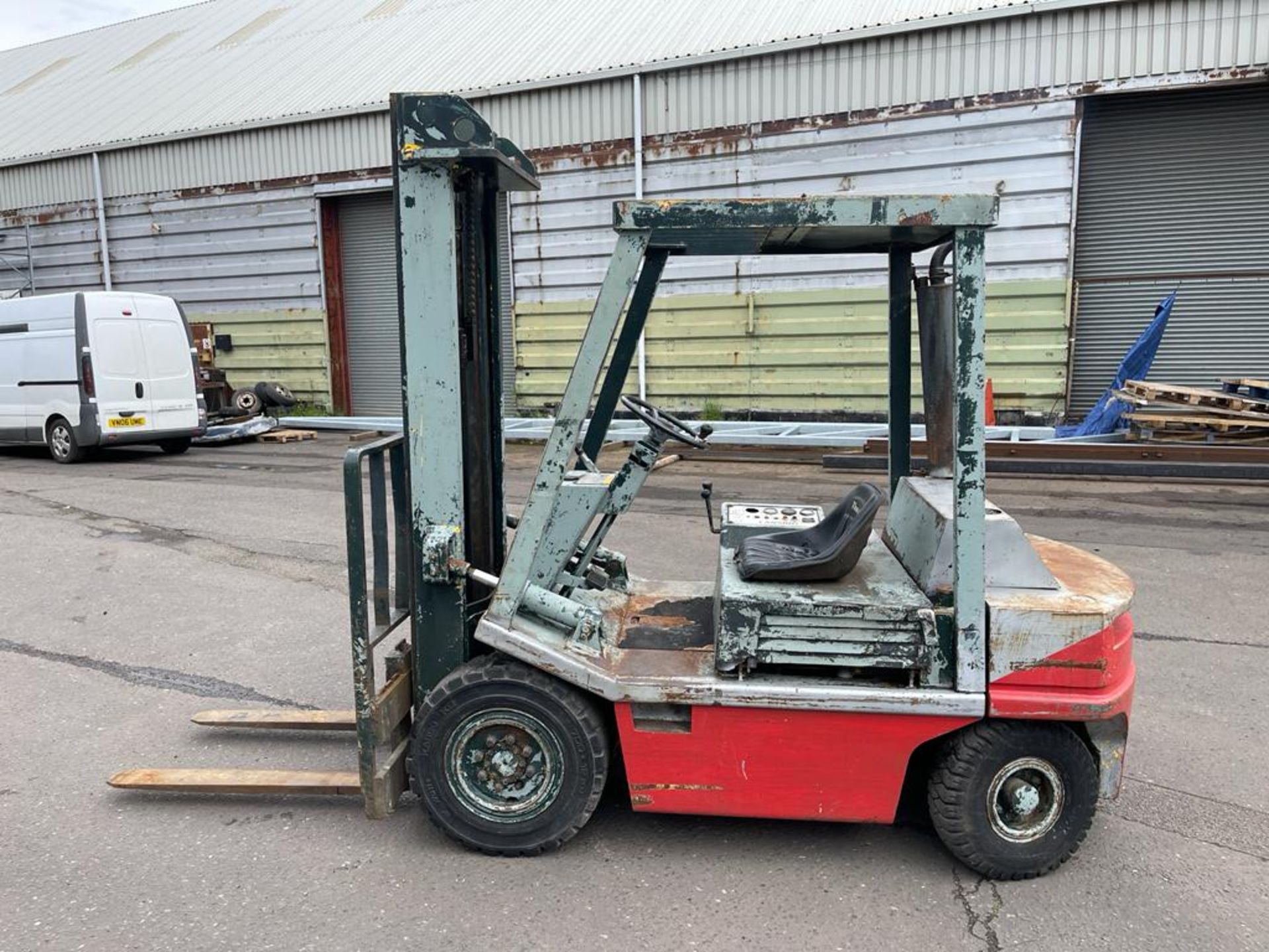 GOOD 2 TON DIESEL FORKLIFT YARD TRUCK-STARTS AND DRIVES WELL-GOOD LIFT-RECENT ALTERNATOR *PLUS VAT*