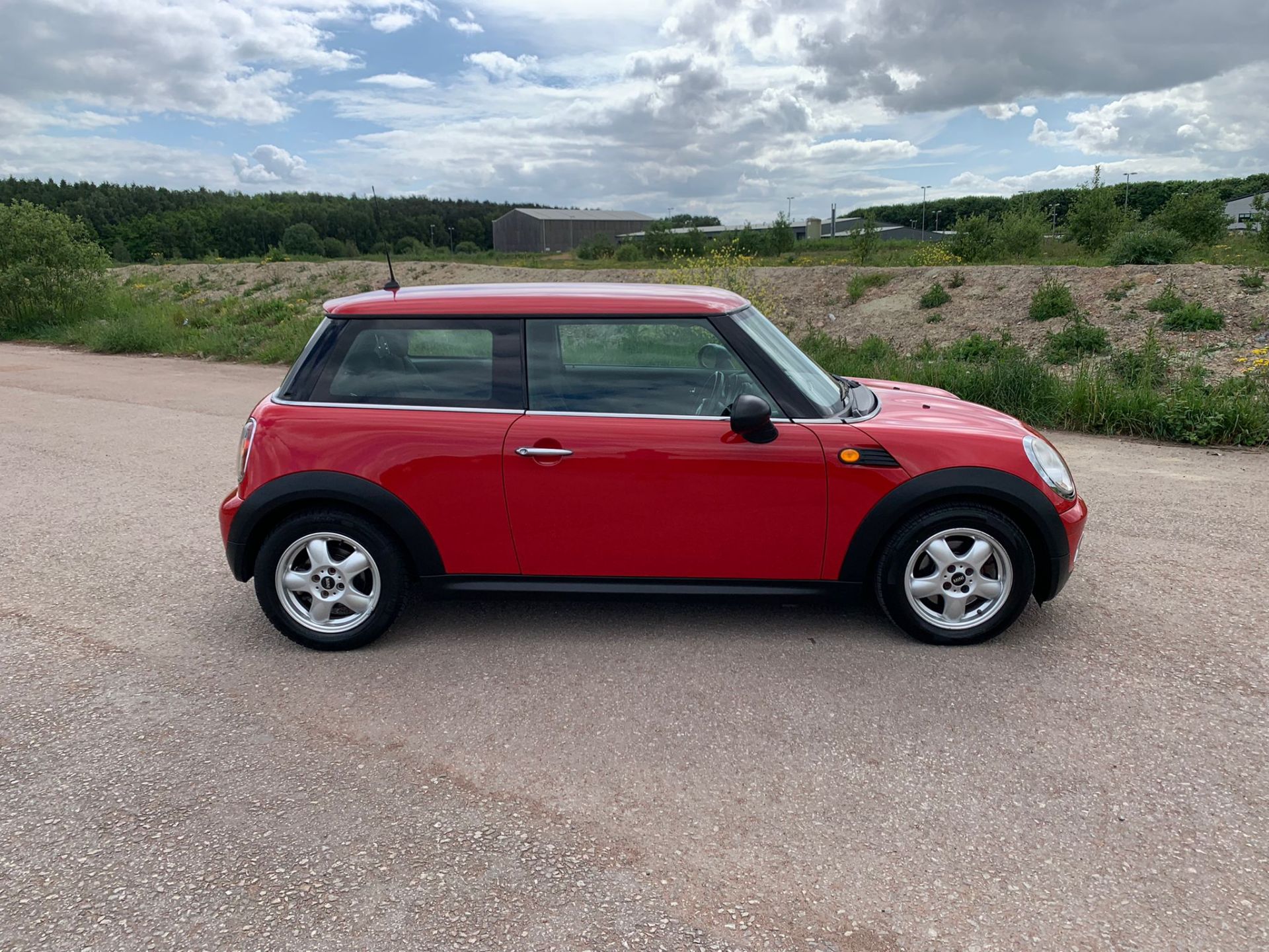 MINI ONE RED HATCHBACK, 2 KEYS, 7 SERVICE HISTORY STAMPS *NO VAT* - Image 2 of 11