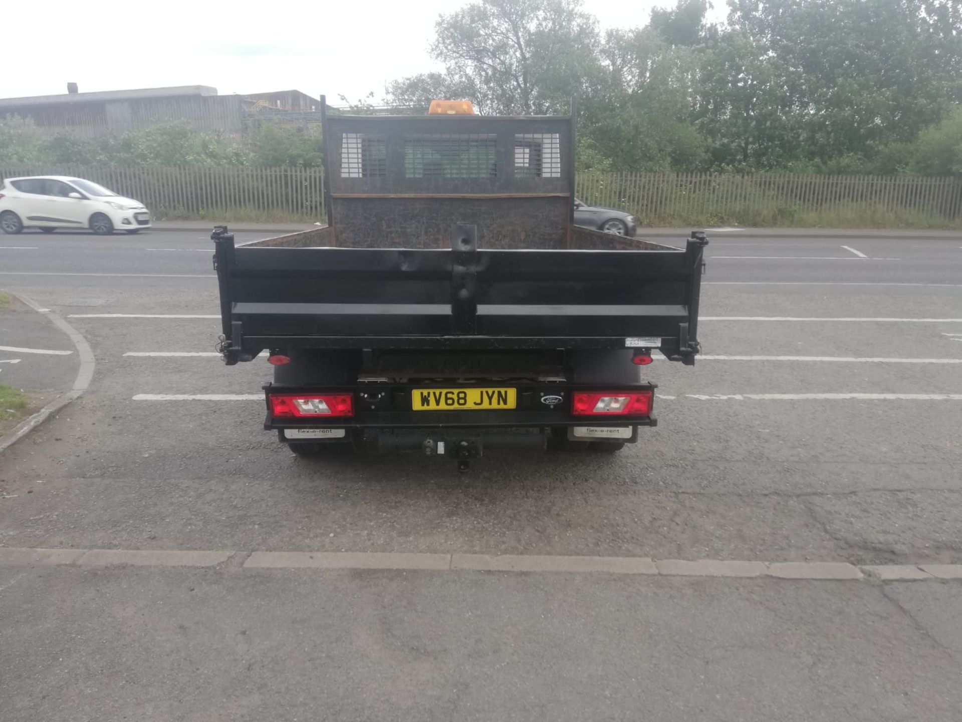 2018/68 FORD TRANSIT 350 WHITE TIPPER, EURO 6, STEEL TIPPING BODY, 2 KEYS *PLUS VAT* - Image 6 of 11