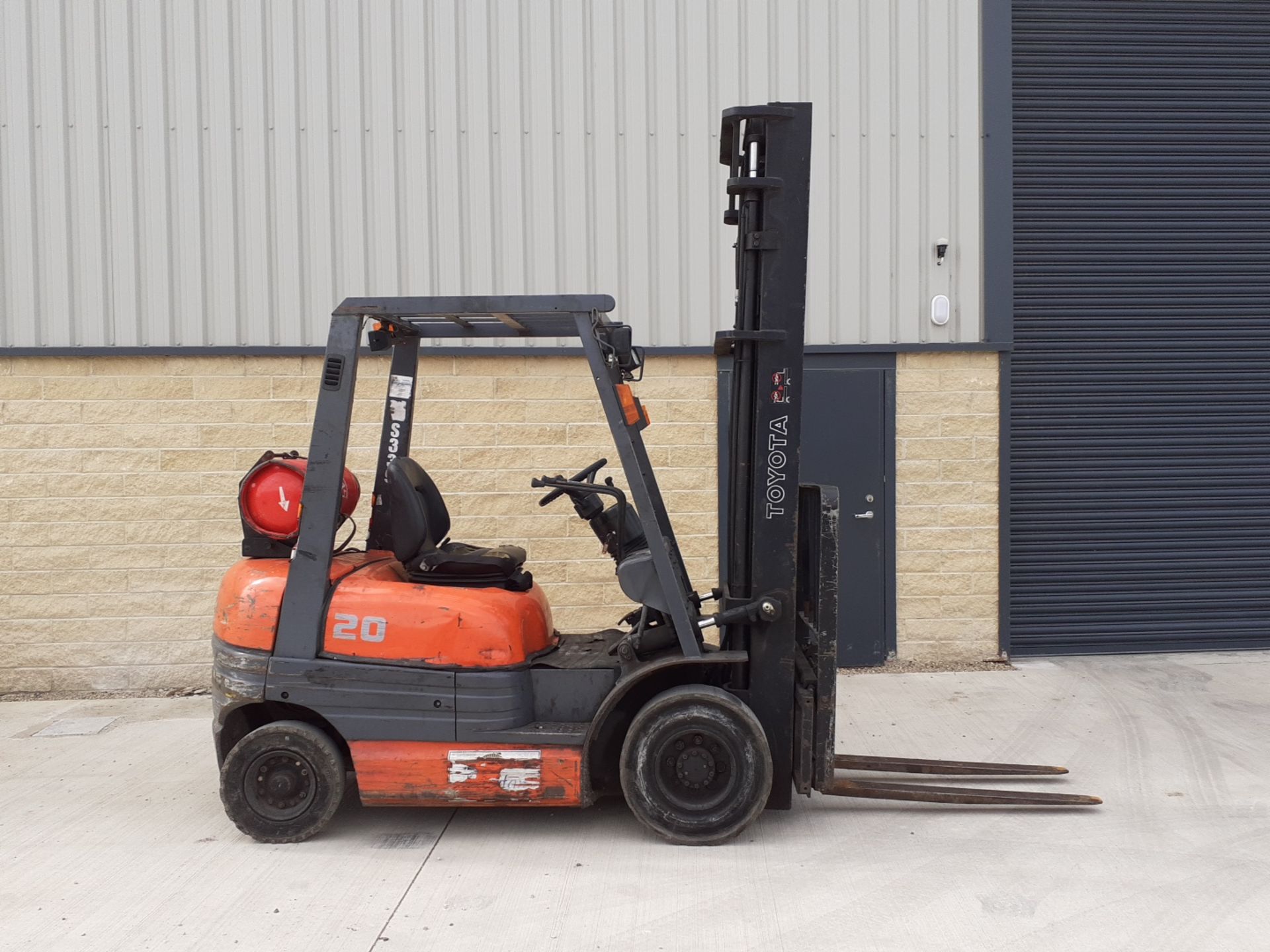 Toyota 2.0 tonne lpg gas Fork lift truck with sideshift *PLUS VAT* - Image 3 of 6