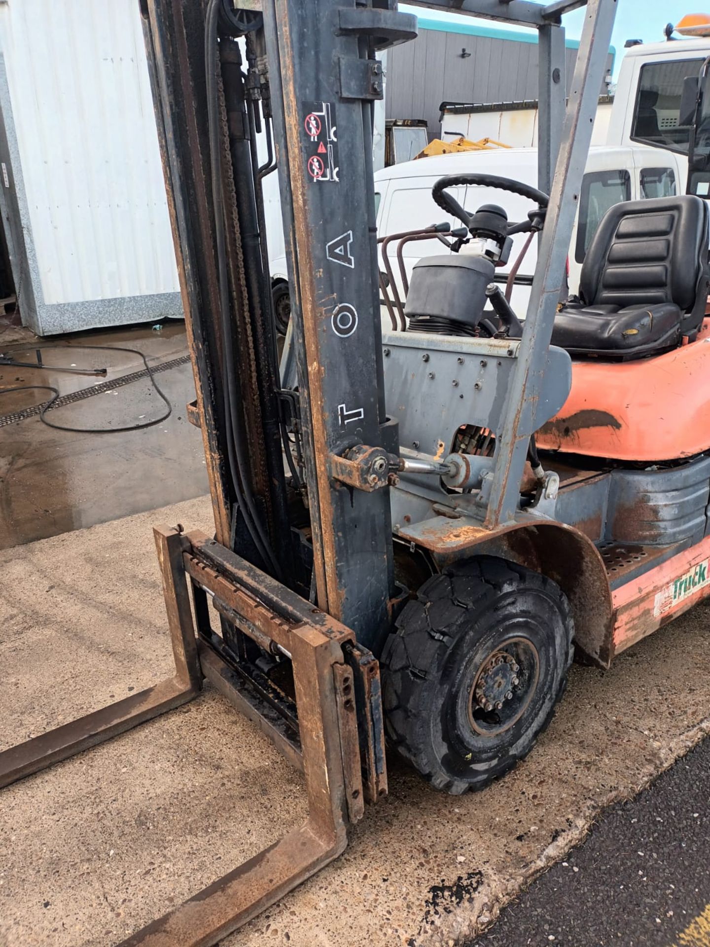 TOYOTA 1.8 TON FORKLIFT, RUNS ON PETROL OR GAS, HAS CHANGE OVER SWITCH *NO VAT* - Image 2 of 5