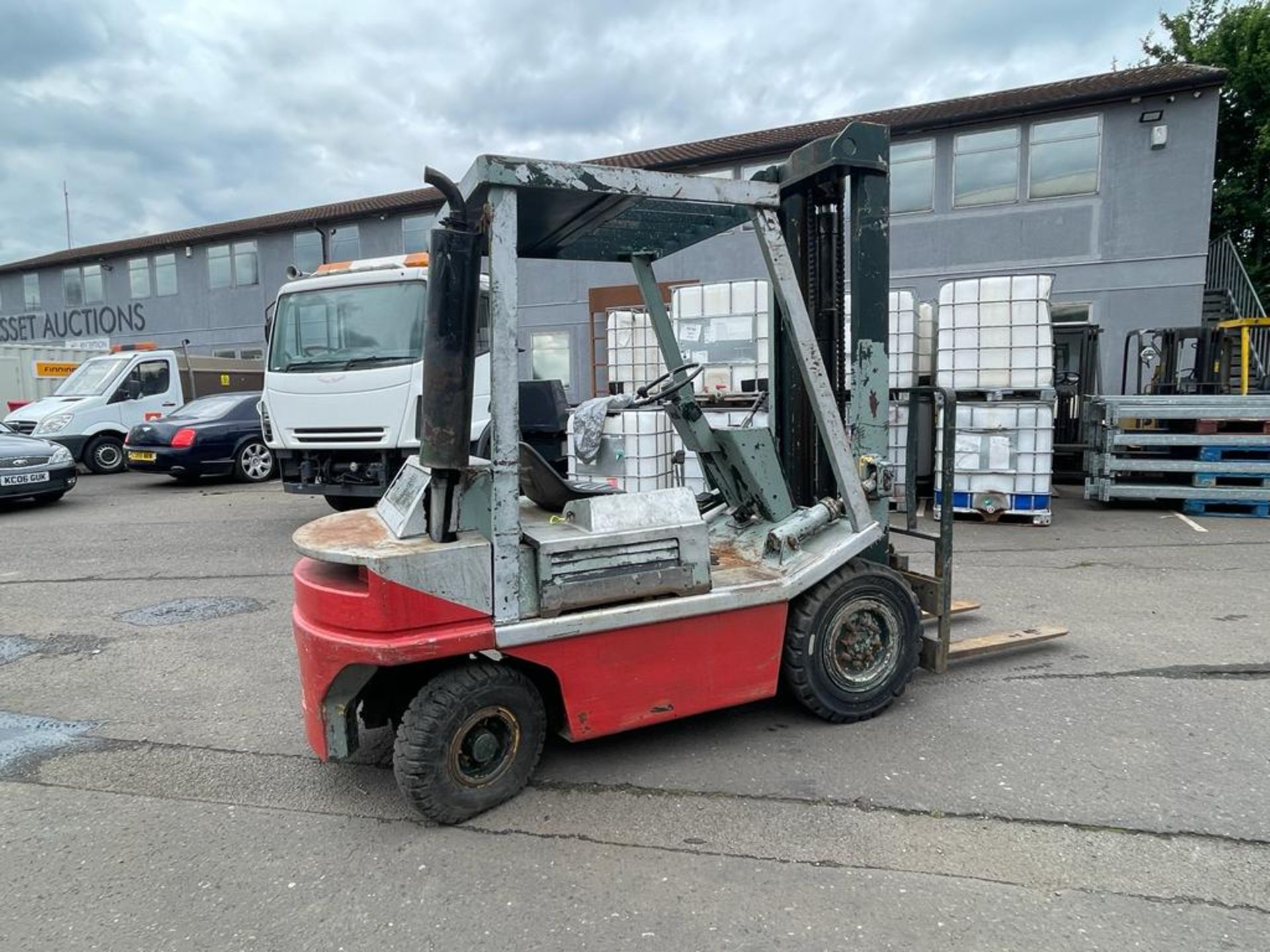 GOOD 2 TON DIESEL FORKLIFT YARD TRUCK-STARTS AND DRIVES WELL-GOOD LIFT-RECENT ALTERNATOR *PLUS VAT* - Image 3 of 10