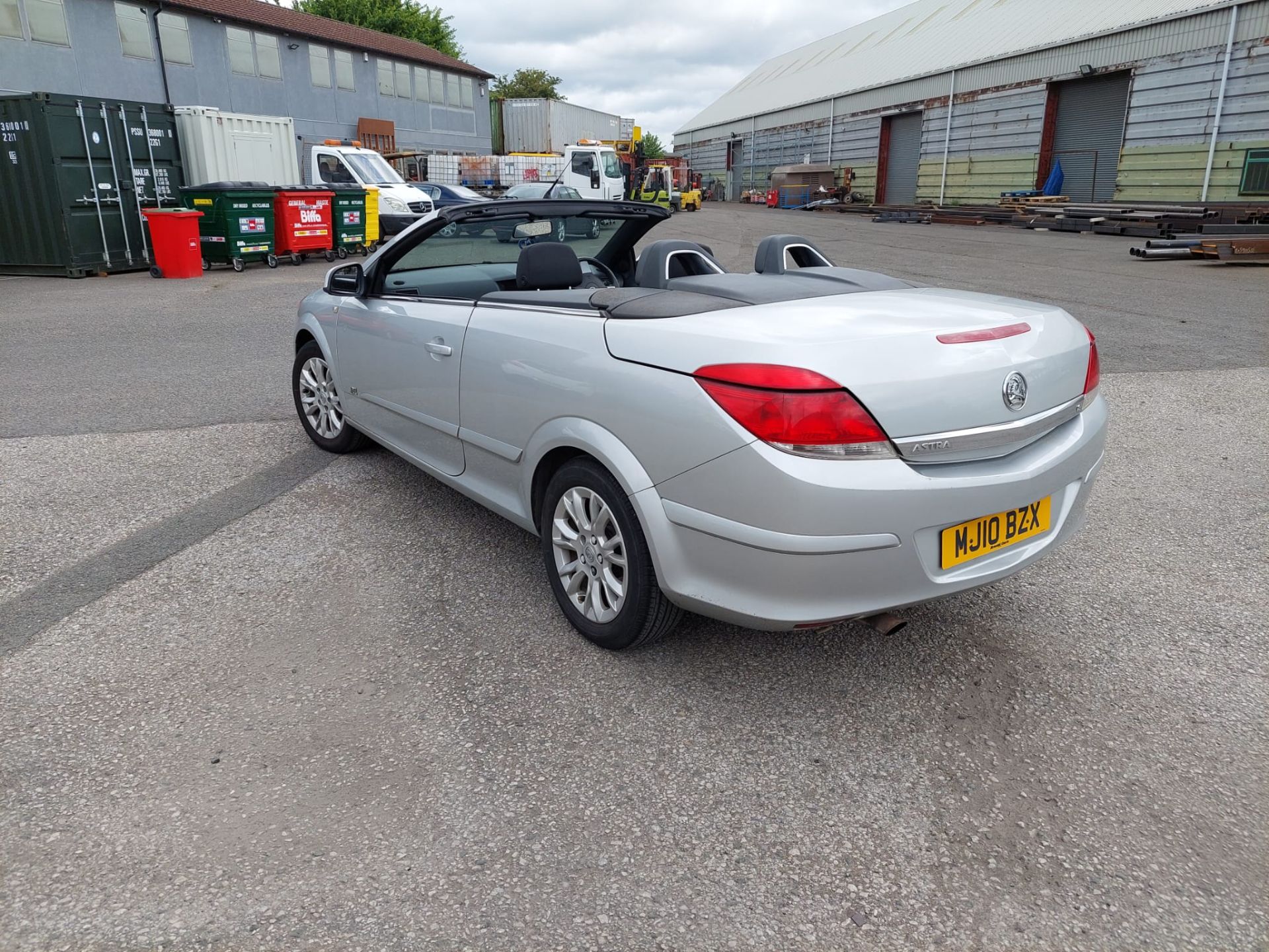 2010 VAUXHALL ASTRA TWIN PORT SPORT SILVER CONVERTIBLE *NO VAT* - Image 14 of 26