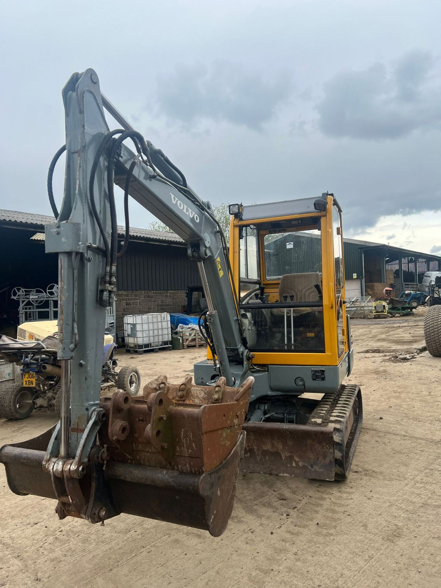 VOLVO 2.5 TON TRACKED DIGGER 2 SPEED TRACKING, RUNS DRIVES AND DIGS *PLUS VAT* - Image 4 of 8