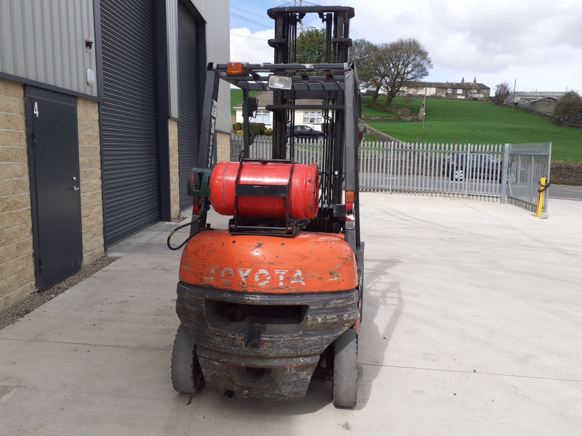 Toyota 2.0 tonne lpg gas Fork lift truck with sideshift *PLUS VAT* - Image 4 of 6