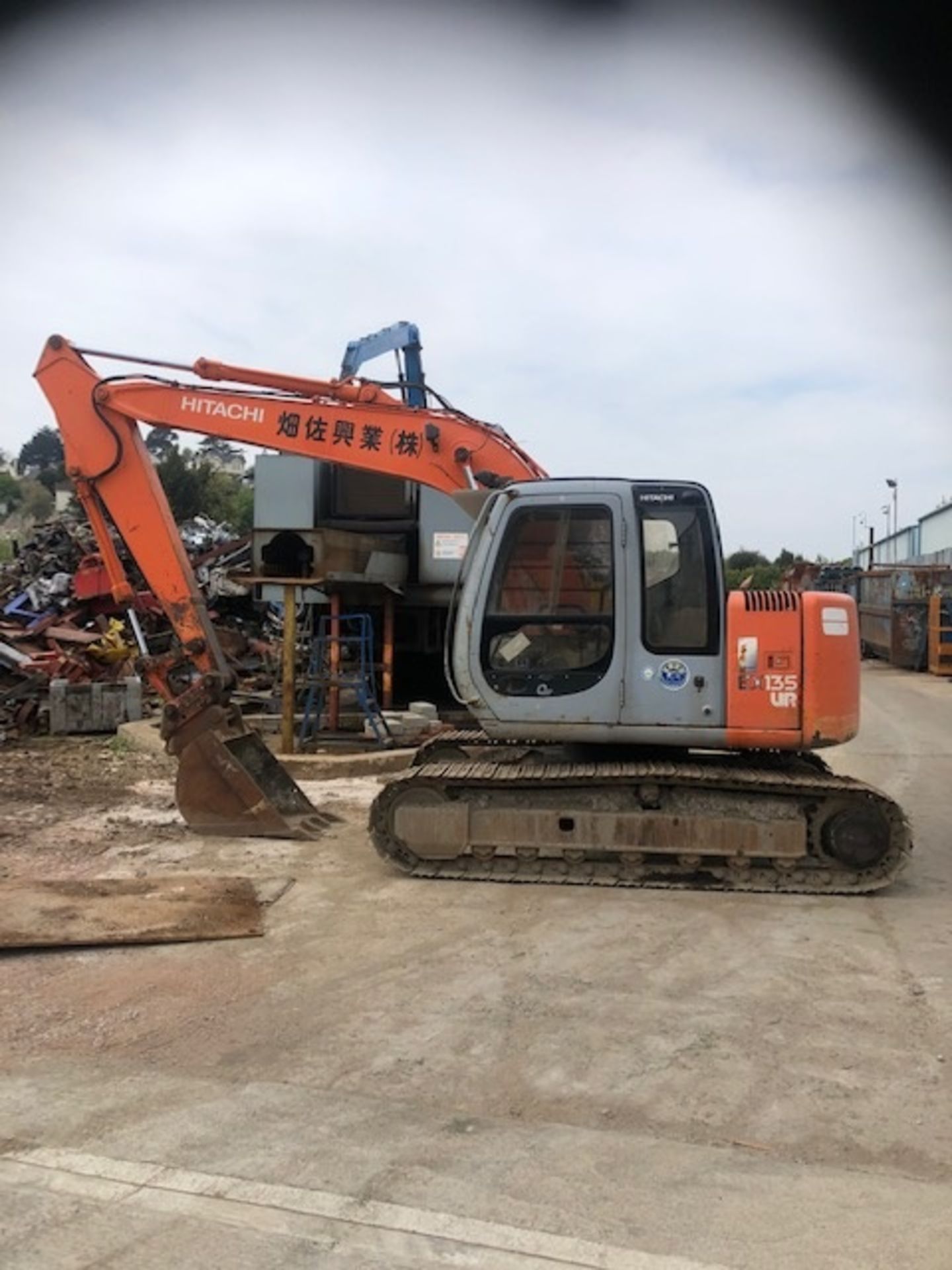 HITACHI EX135 13 TON TRACKED DIGGER / EXCAVATOR, RUNS WORKS AND DIGS, 1 BUCKET SUPPLIED *PLUS VAT* - Image 2 of 10