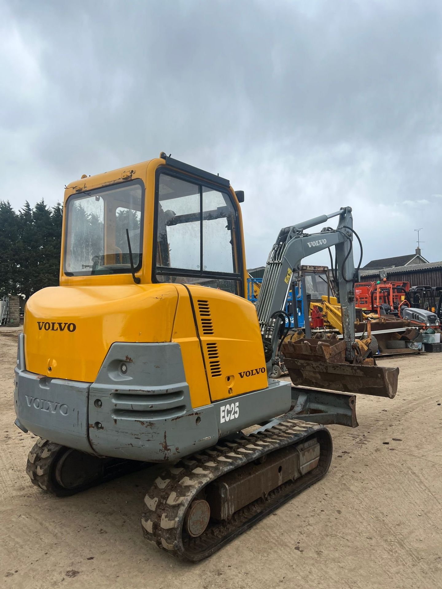 VOLVO 2.5 TON TRACKED DIGGER 2 SPEED TRACKING, RUNS DRIVES AND DIGS *PLUS VAT* - Image 5 of 8