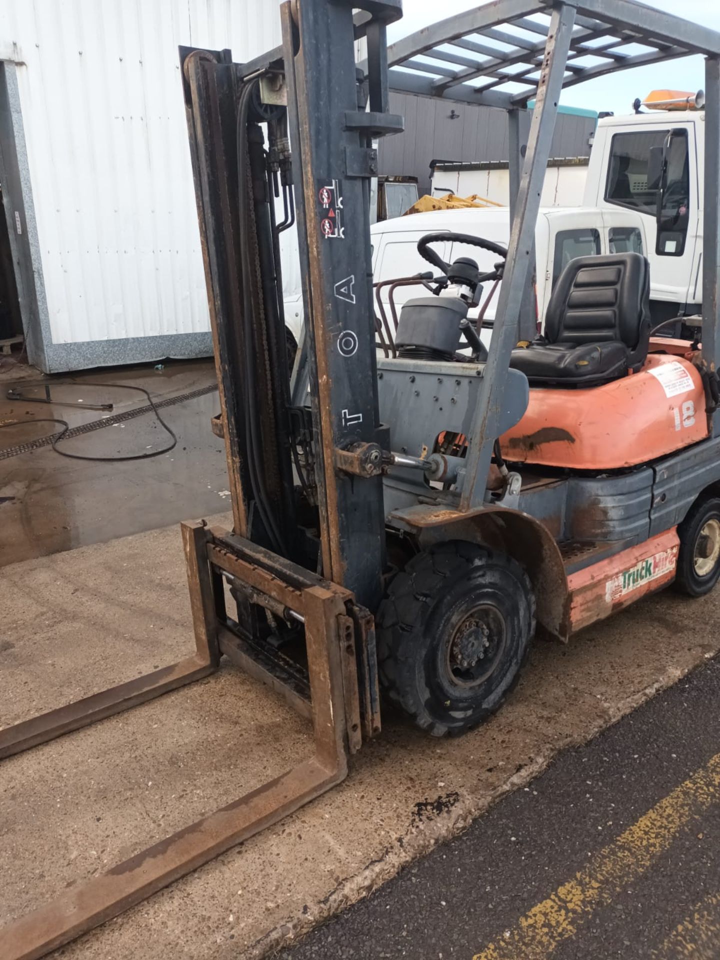 TOYOTA 1.8 TON FORKLIFT, RUNS ON PETROL OR GAS, HAS CHANGE OVER SWITCH *NO VAT* - Image 3 of 5