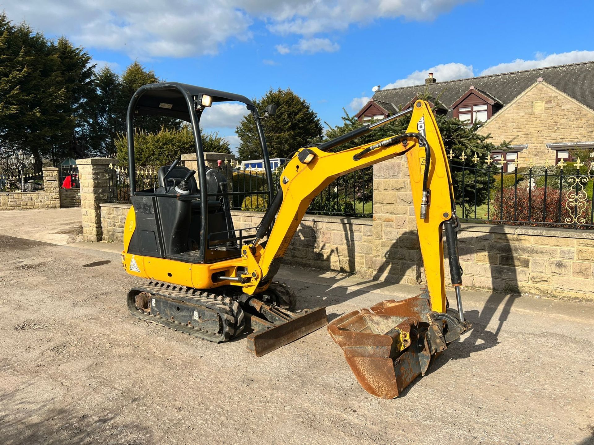 2017 JCB 8016 1.6 Ton Mini Digger, Runs Drives And Digs, X3 Buckets, Good Seat *PLUS VAT* - Image 2 of 19