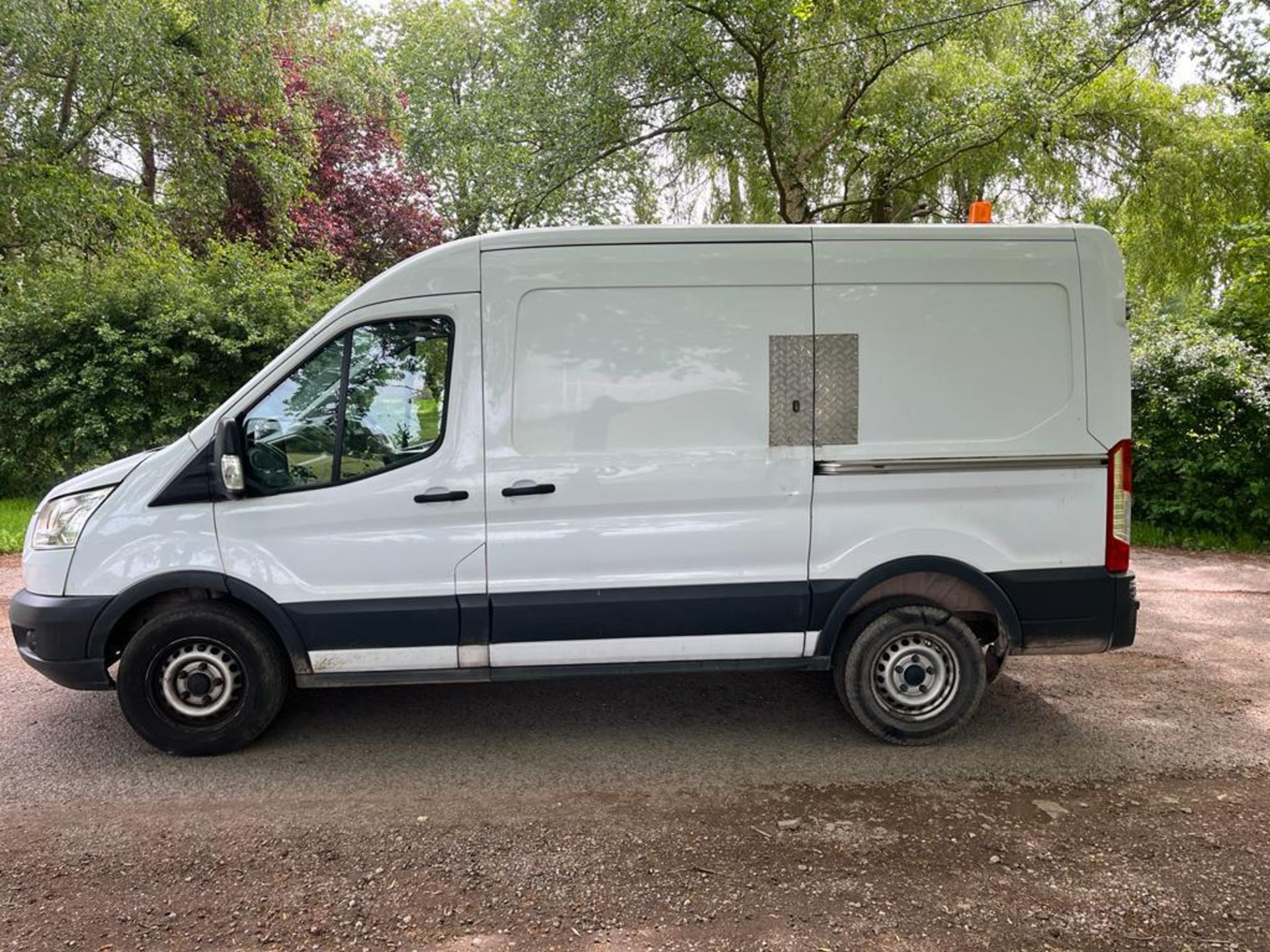 2017 FORD TRANSIT 350 L2H2 WHITE PANEL VAN, EURO 6 *PLUS VAT* - Image 3 of 9