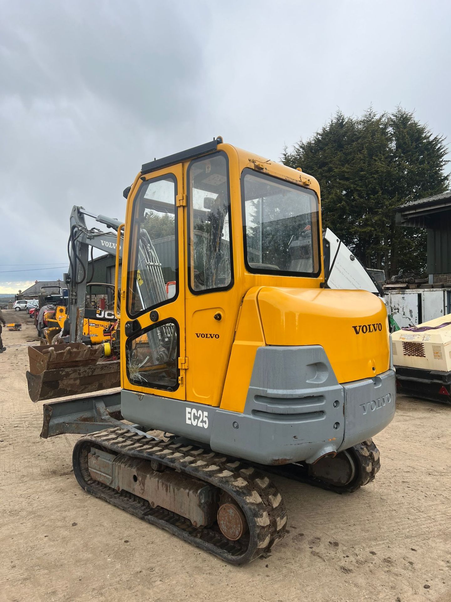 VOLVO 2.5 TON TRACKED DIGGER 2 SPEED TRACKING, RUNS DRIVES AND DIGS *PLUS VAT* - Image 3 of 8