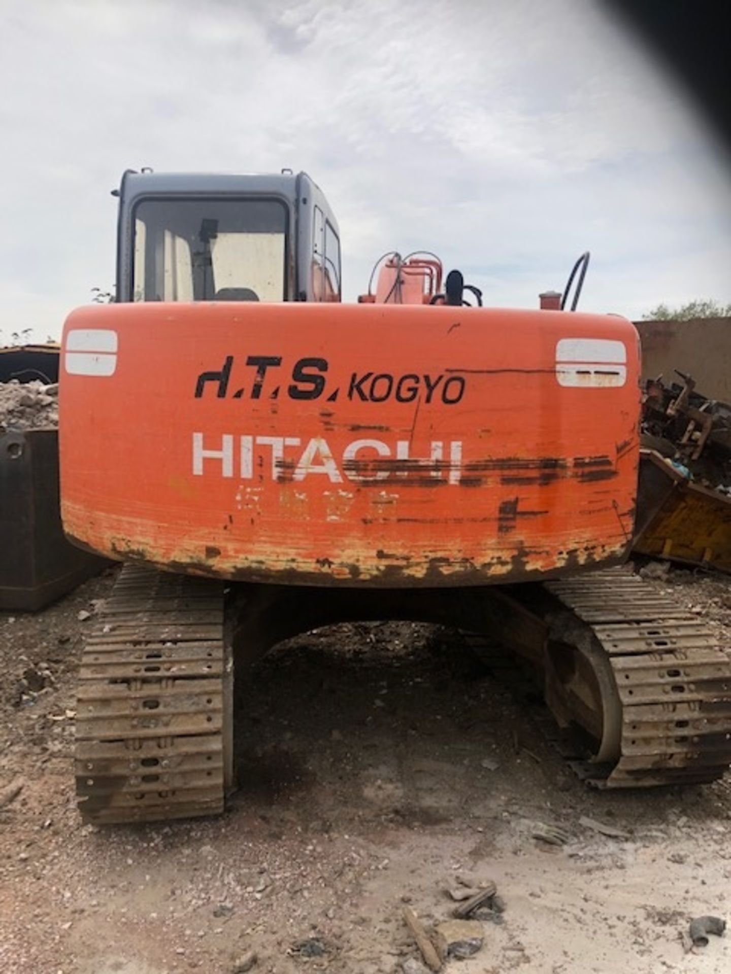 HITACHI EX135 13 TON TRACKED DIGGER / EXCAVATOR, RUNS WORKS AND DIGS, 1 BUCKET SUPPLIED *PLUS VAT* - Image 4 of 10