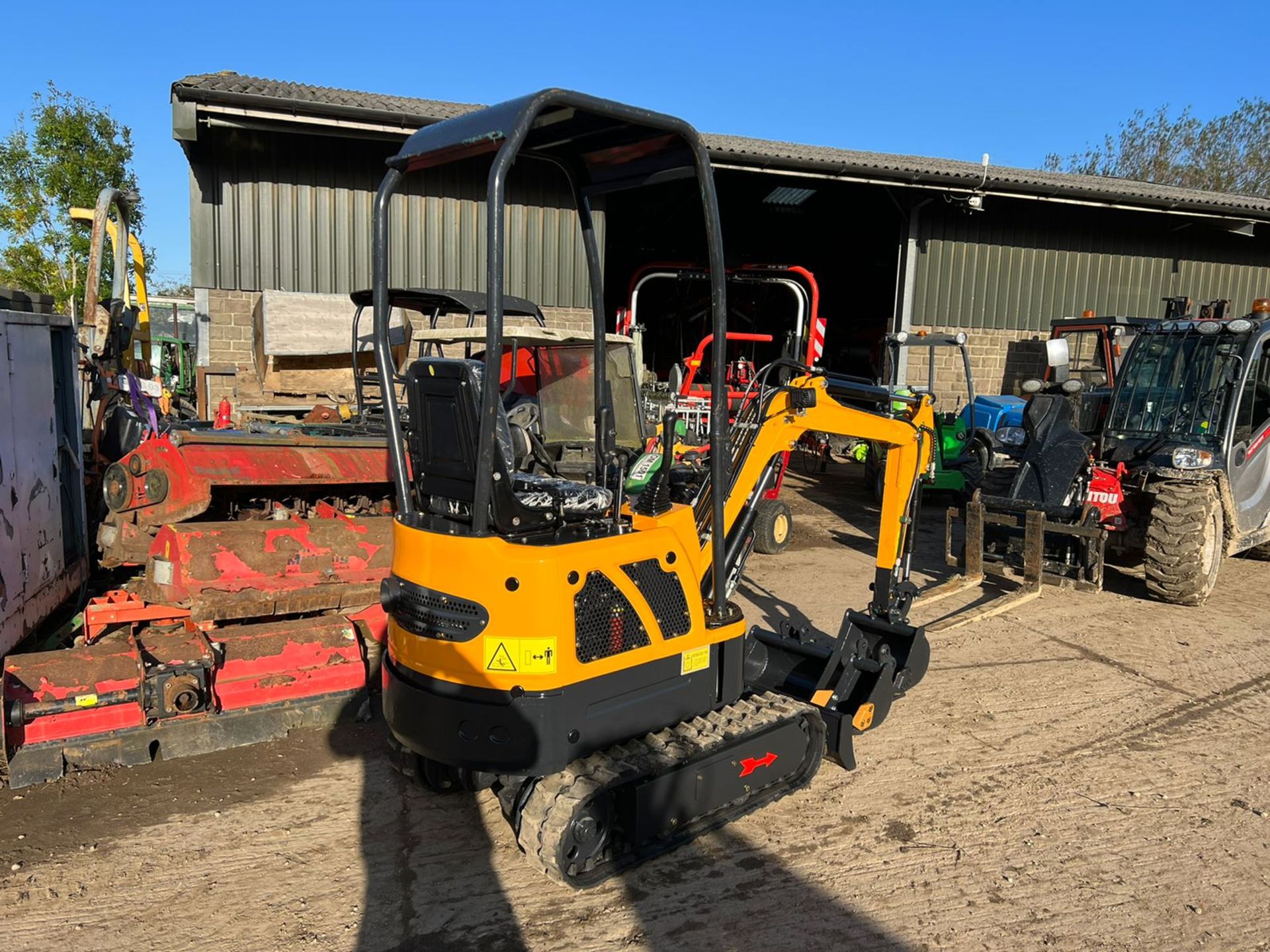 NEW AND UNUSED LM10 YELLOW AND BLACK 1 TON MINI DIGGER, RUNS DRIVES AND DIGS, 3 BUCKETS *PLUS VAT* - Image 4 of 14