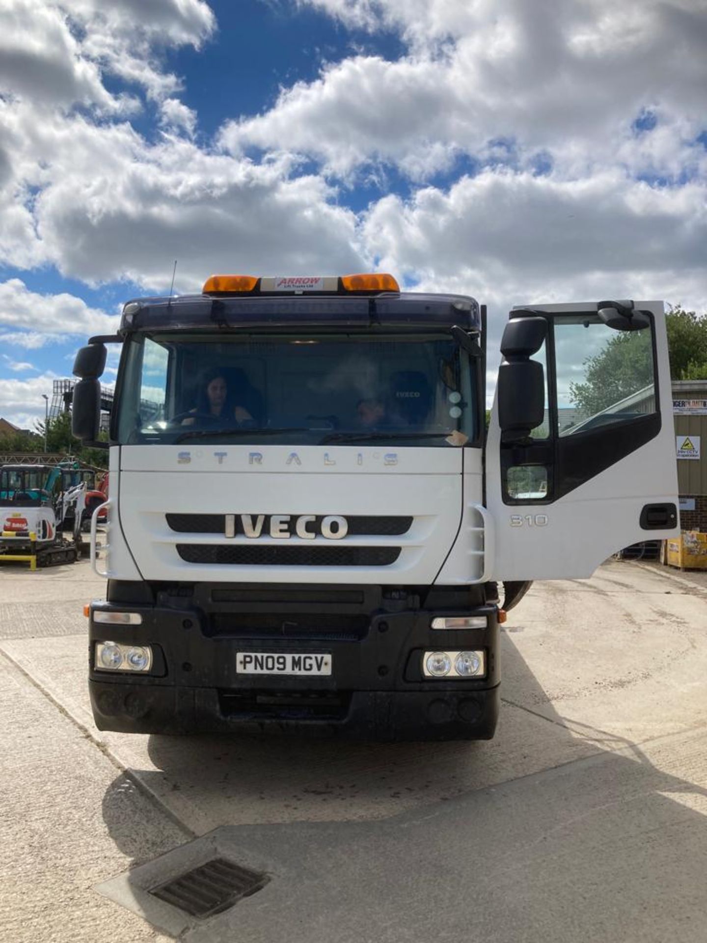 2009 IVECO STRALIS AD260S31Y/PT DAY WHITE BEAVERTAIL PLANT LORRY *PLUS VAT* - Image 2 of 14