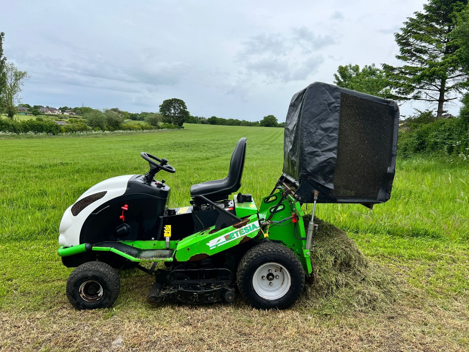 Etesia MVEHH Hydro 100 Ride On Mower, Runs Drives And Cuts *Plus Vat* - Image 4 of 15