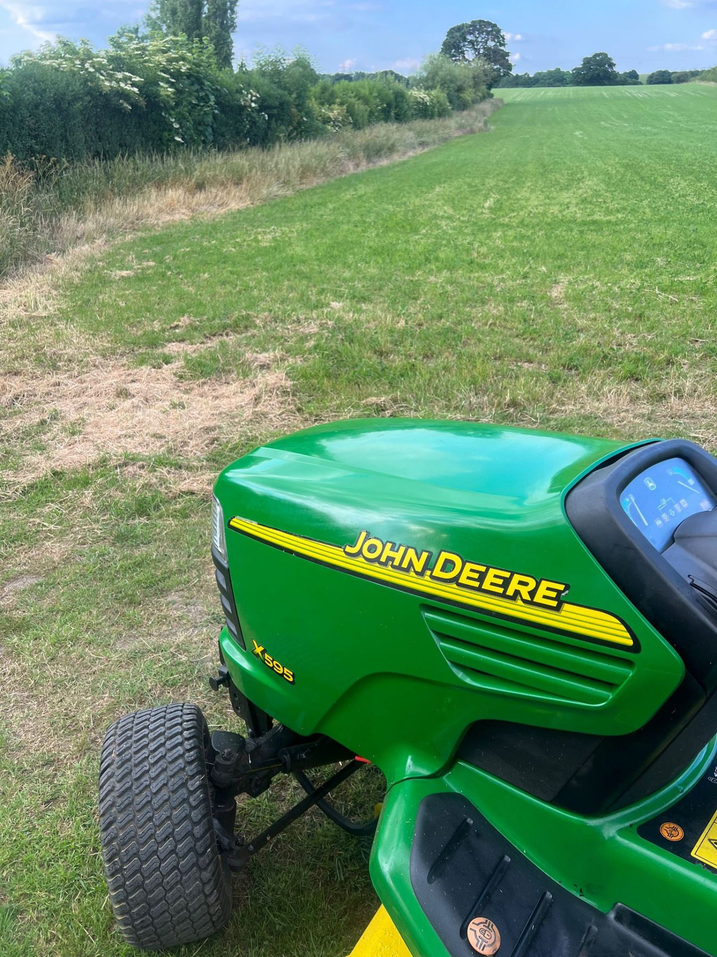 JOHN DEERE X495 RIDE ON LAWN MOWER WITH COLLECTOR *PLUS VAT* - Image 5 of 6